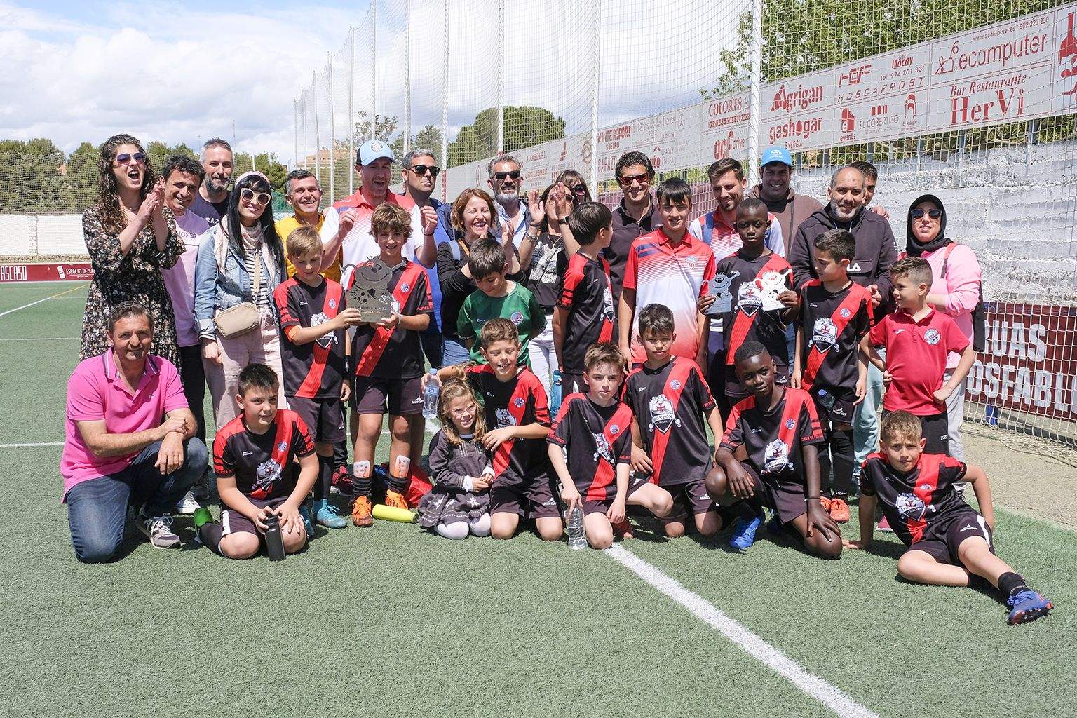 Foto de familia del River Monzón, campeón del Torneo. Foto Alejandro Sanagustín.