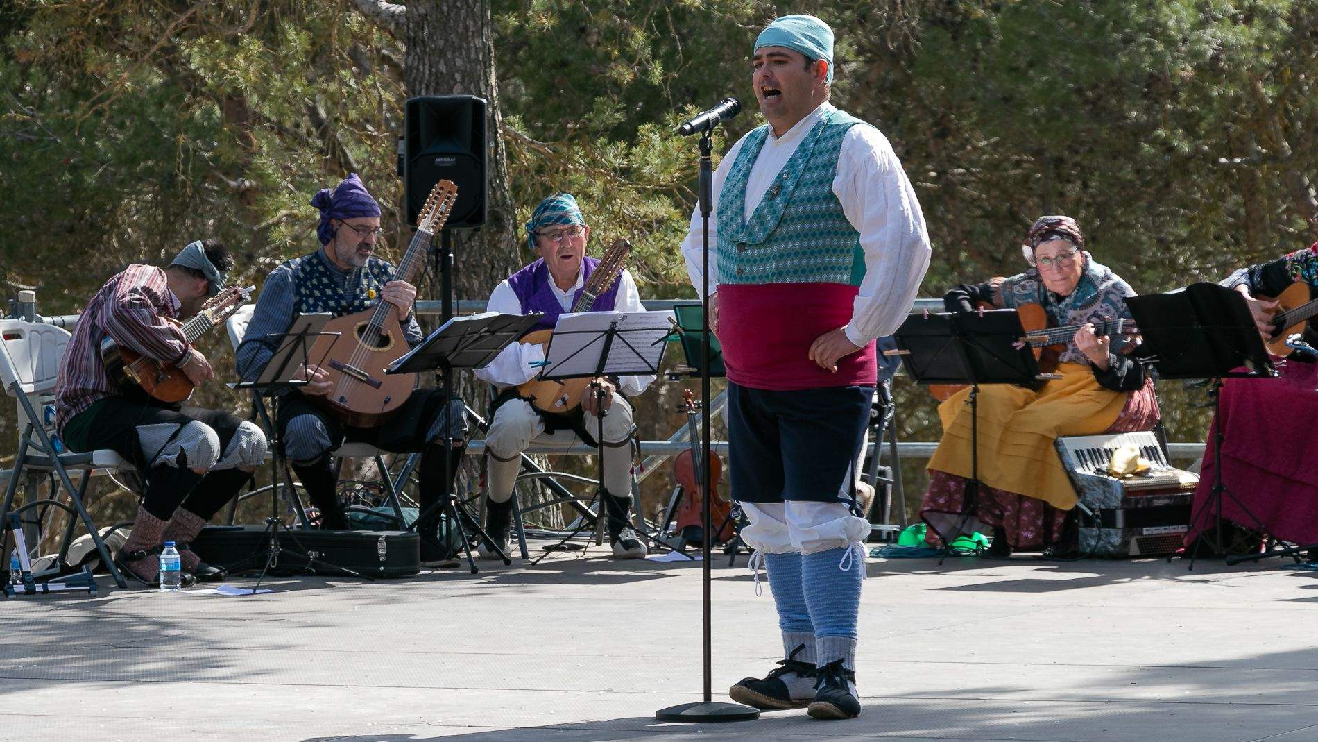 Celebración en Huesca de la fiesta de San Jorge en el cerro. Foto: Estela Alcay