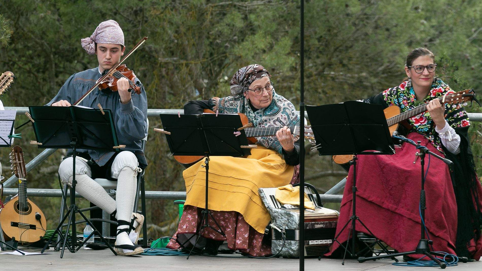 Celebración en Huesca de la fiesta de San Jorge en el cerro. Foto: Estela Alcay