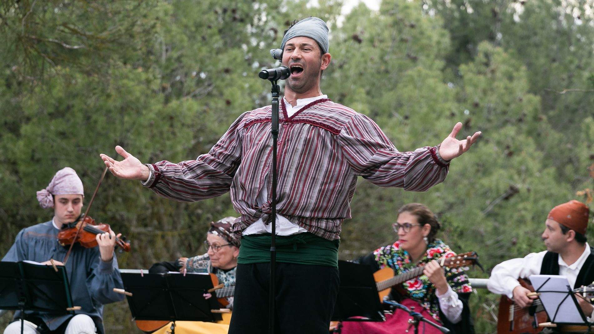 Celebración en Huesca de la fiesta de San Jorge en el cerro. Foto: Estela Alcay