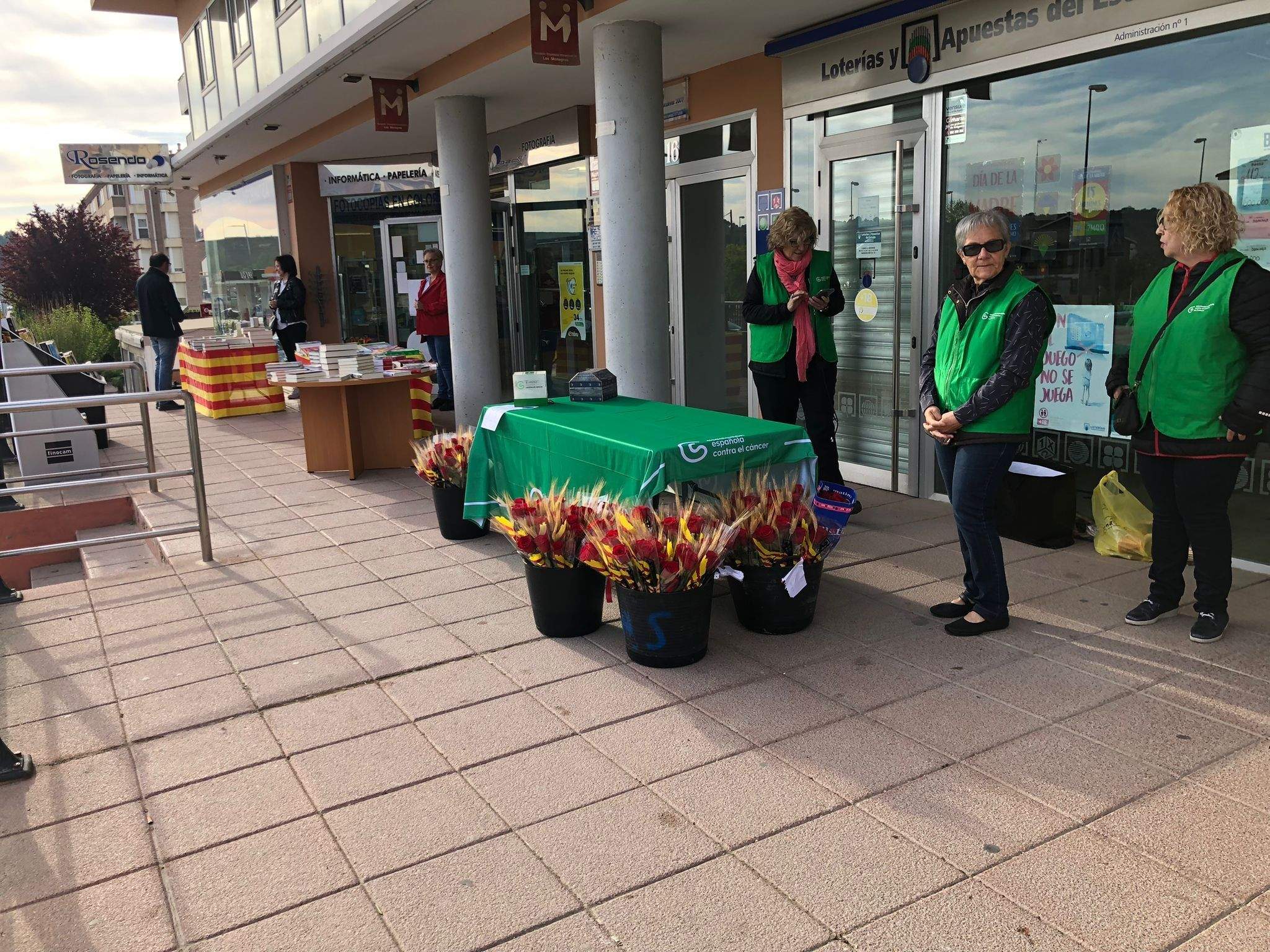 Sariñena, recogida de fondos para la AECC Monegros en la "Feria del libro" de Rosendo.