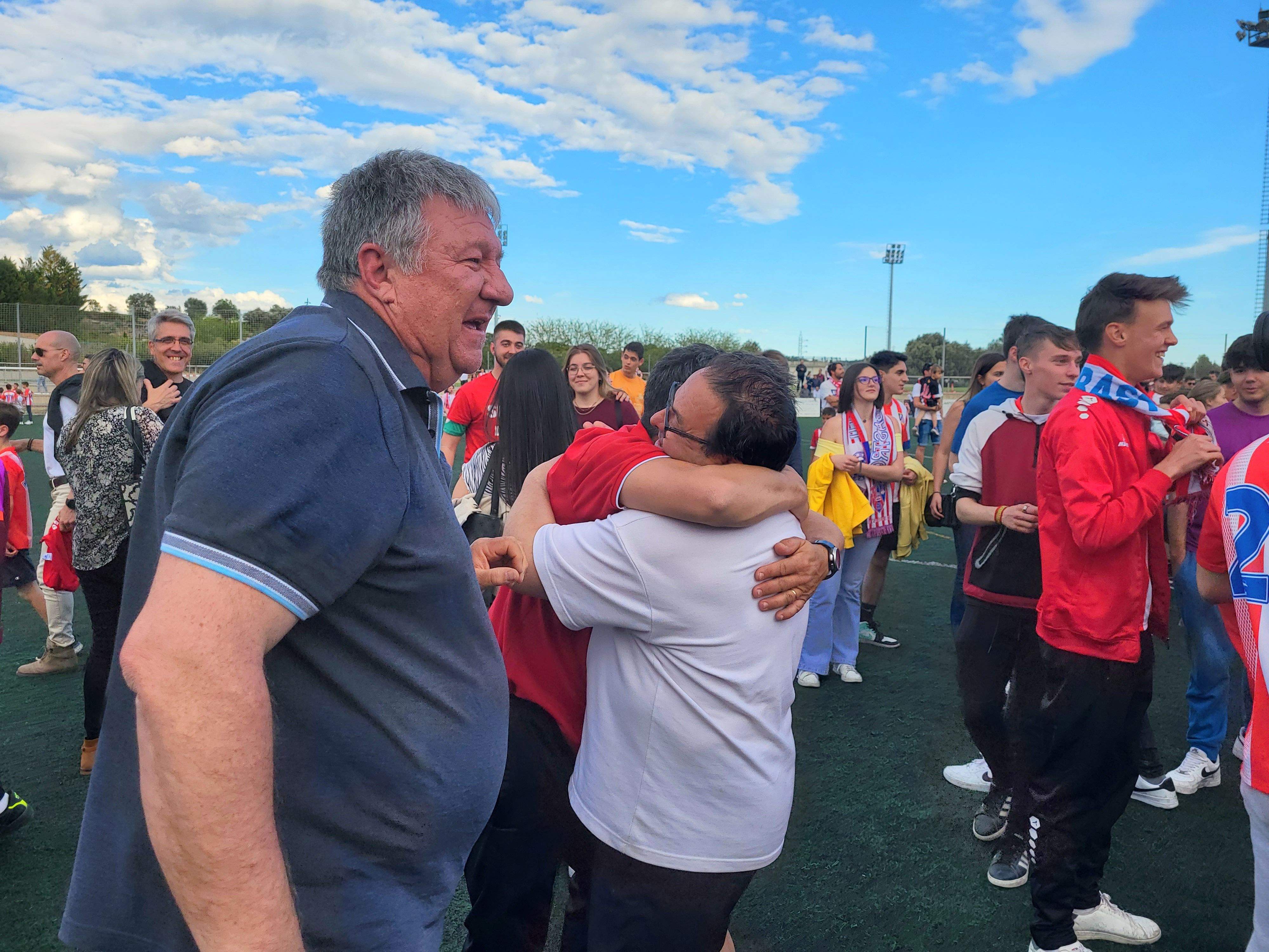 Abrazos en la celebración. Foto: Adrián Mora