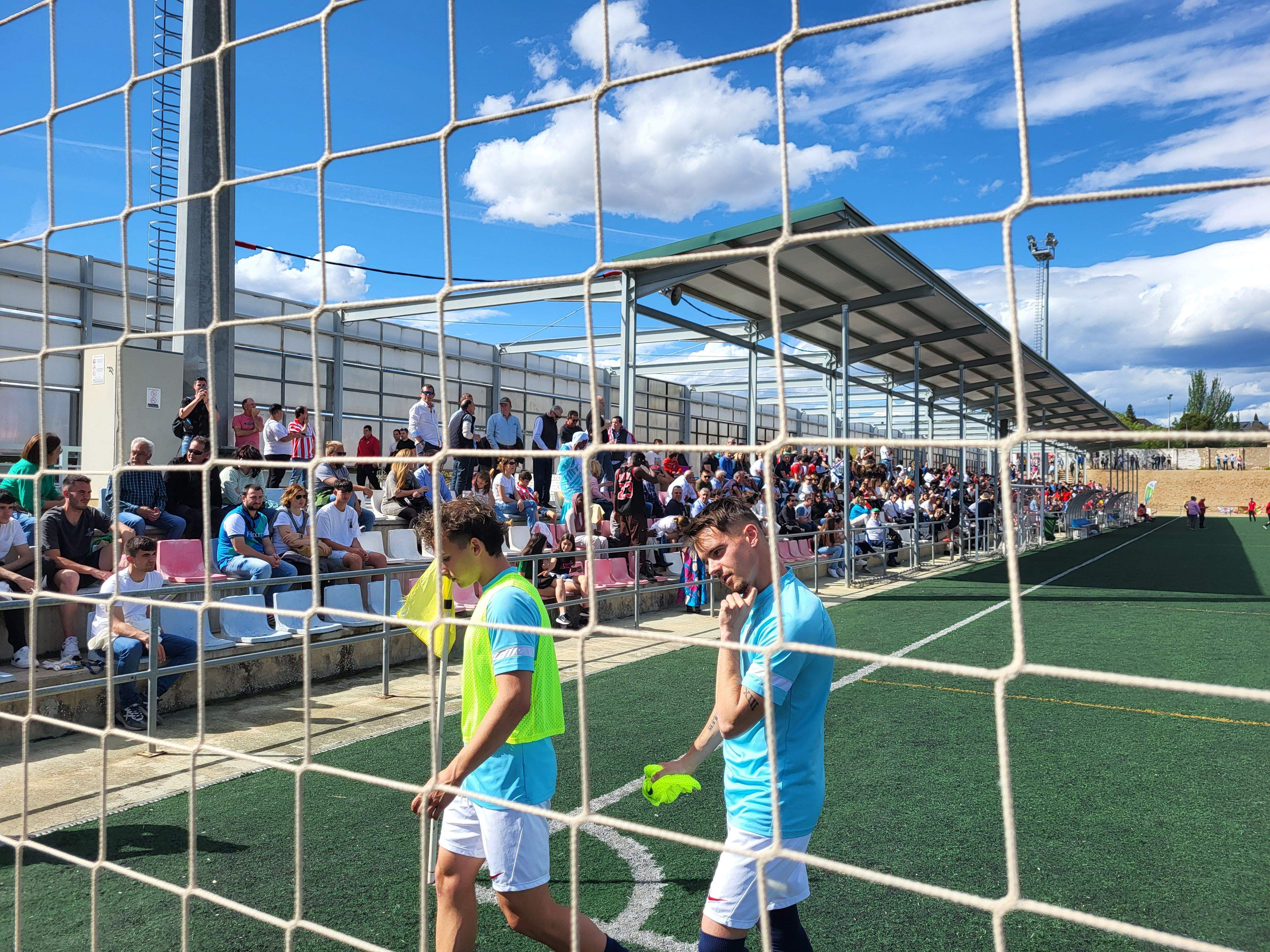 Ambientazo en las gradas con 1.200 personas. Foto: Adrián Mora