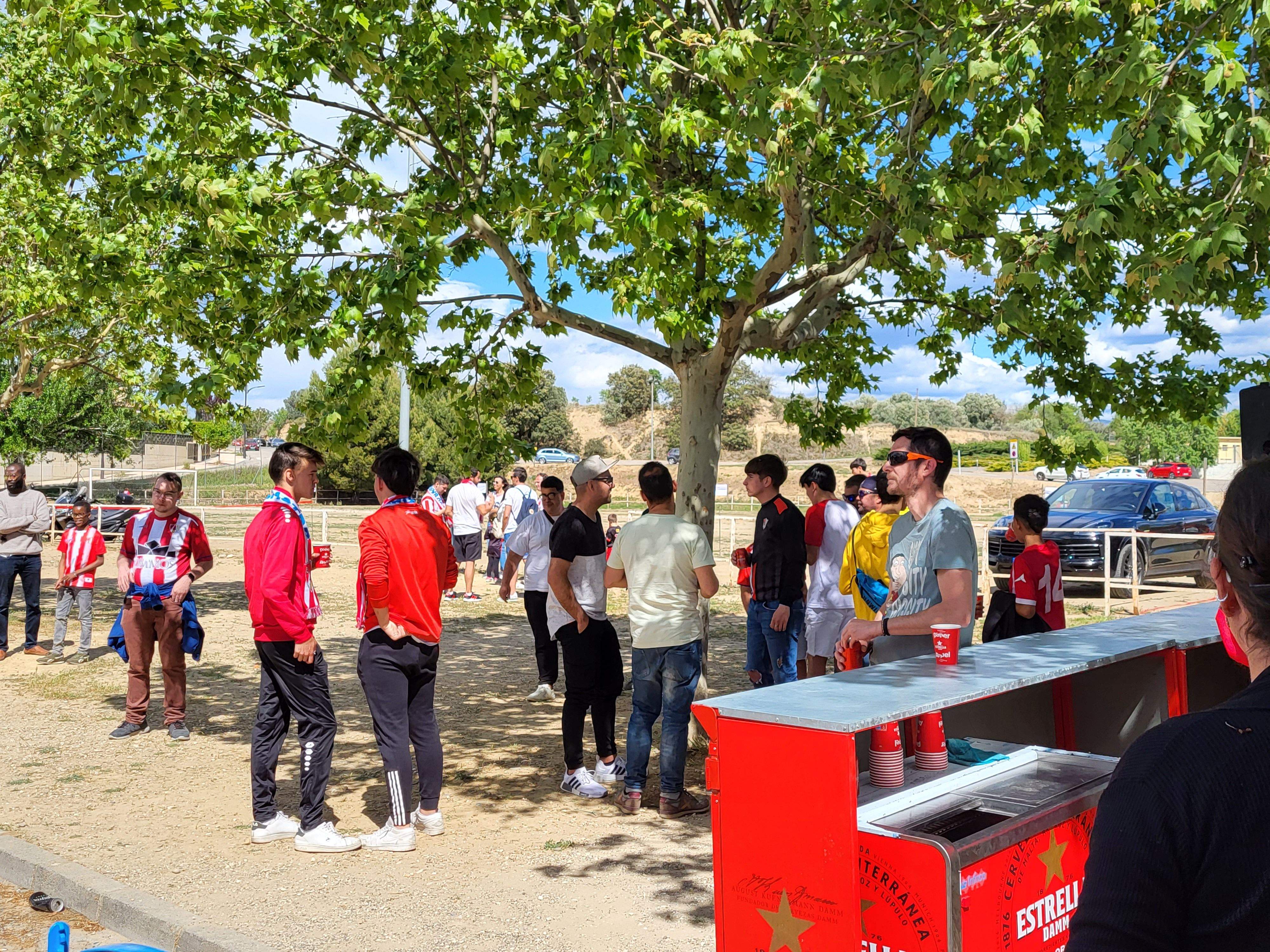 La previa en las inmediaciones del Municipal contó con dj y barra de bar. Foto: A.M