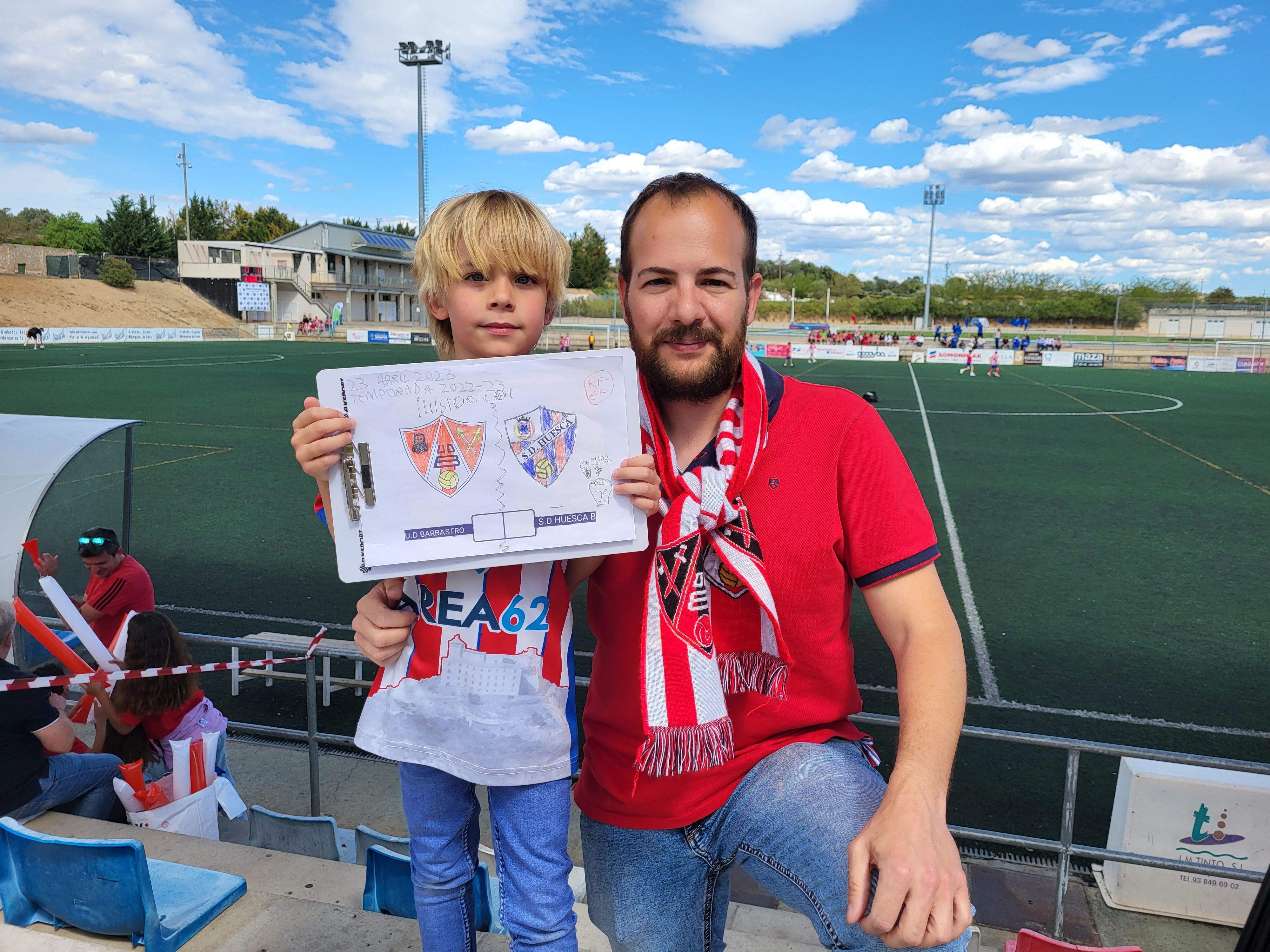 Padre e hijo apoyan al Barbastro. Foto: A.M.