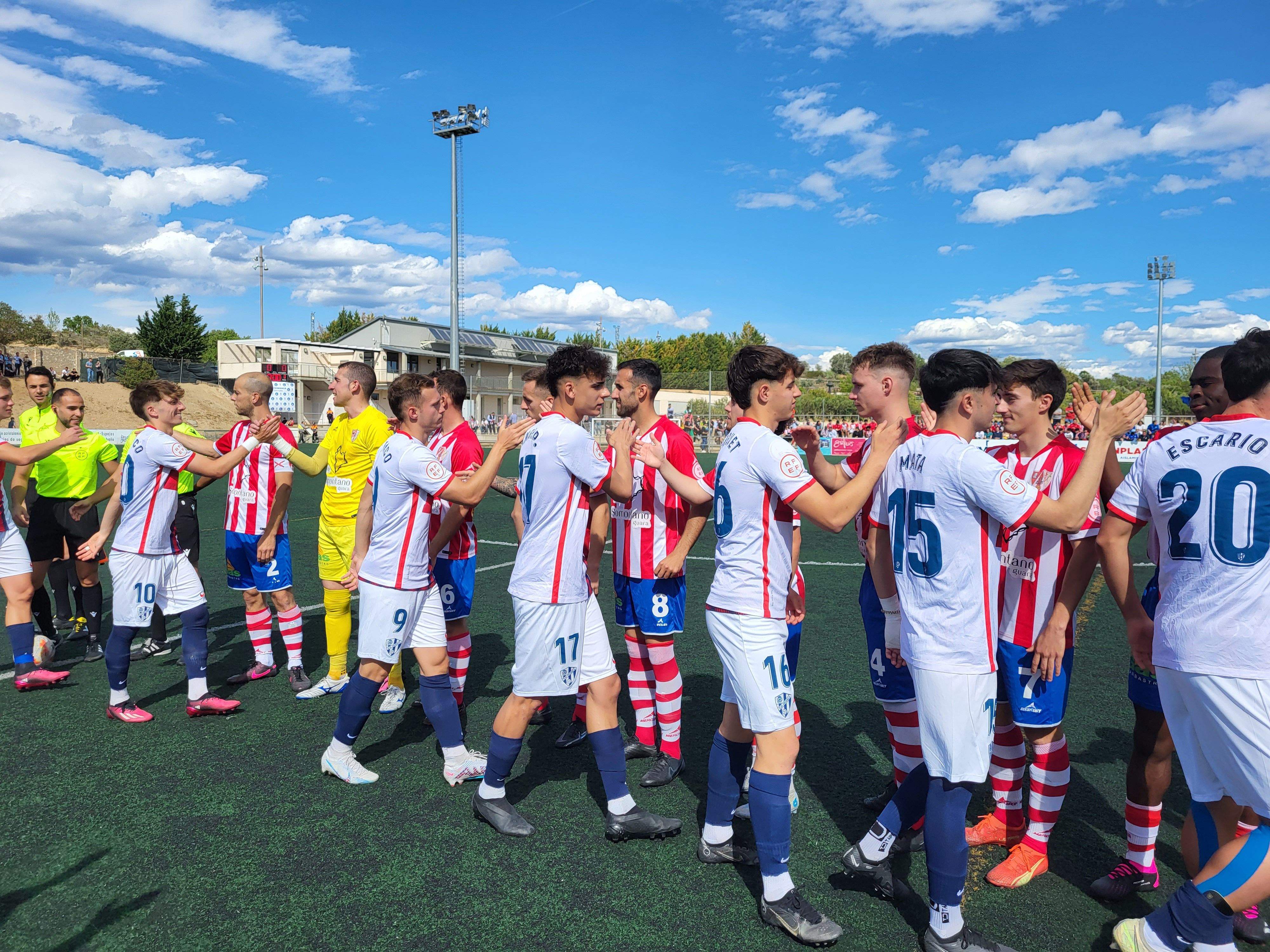 Saludo entre ambos equipos. Foto: A.M.