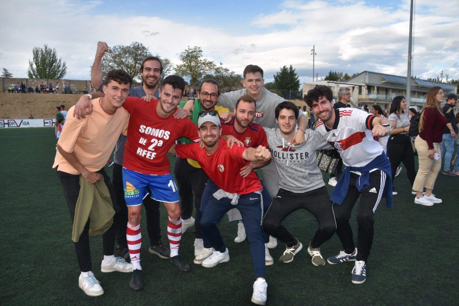 Celebración en el campo de fútbol.