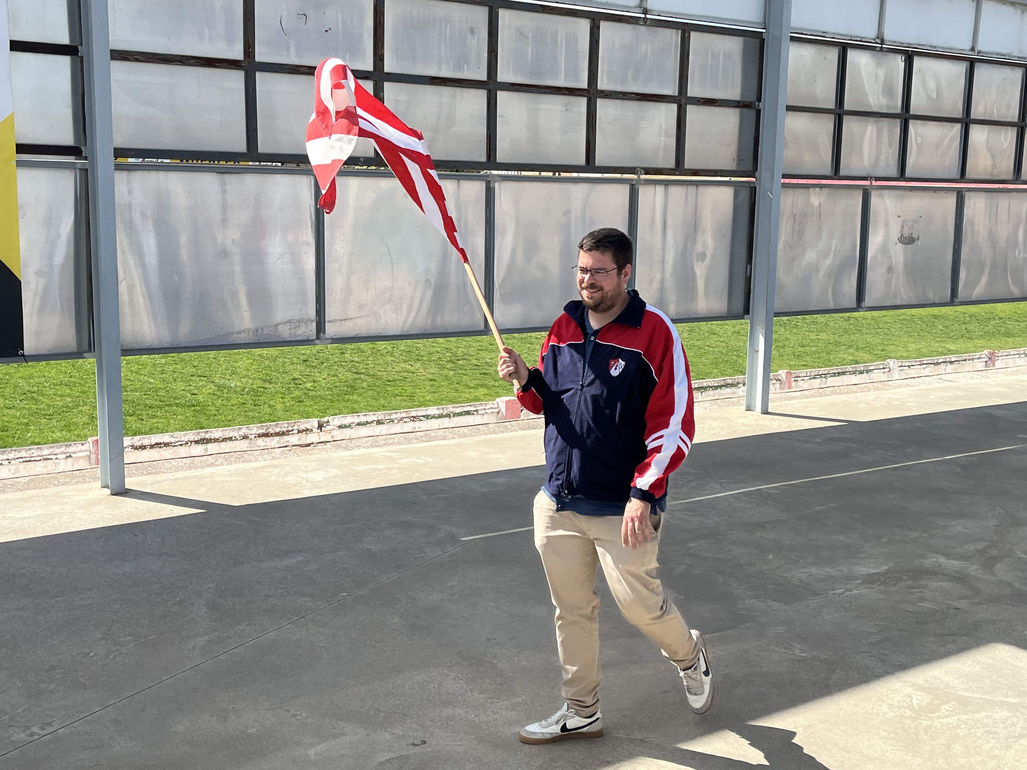 Un aficionado porta la bandera rojiblanca. Foto: A.M