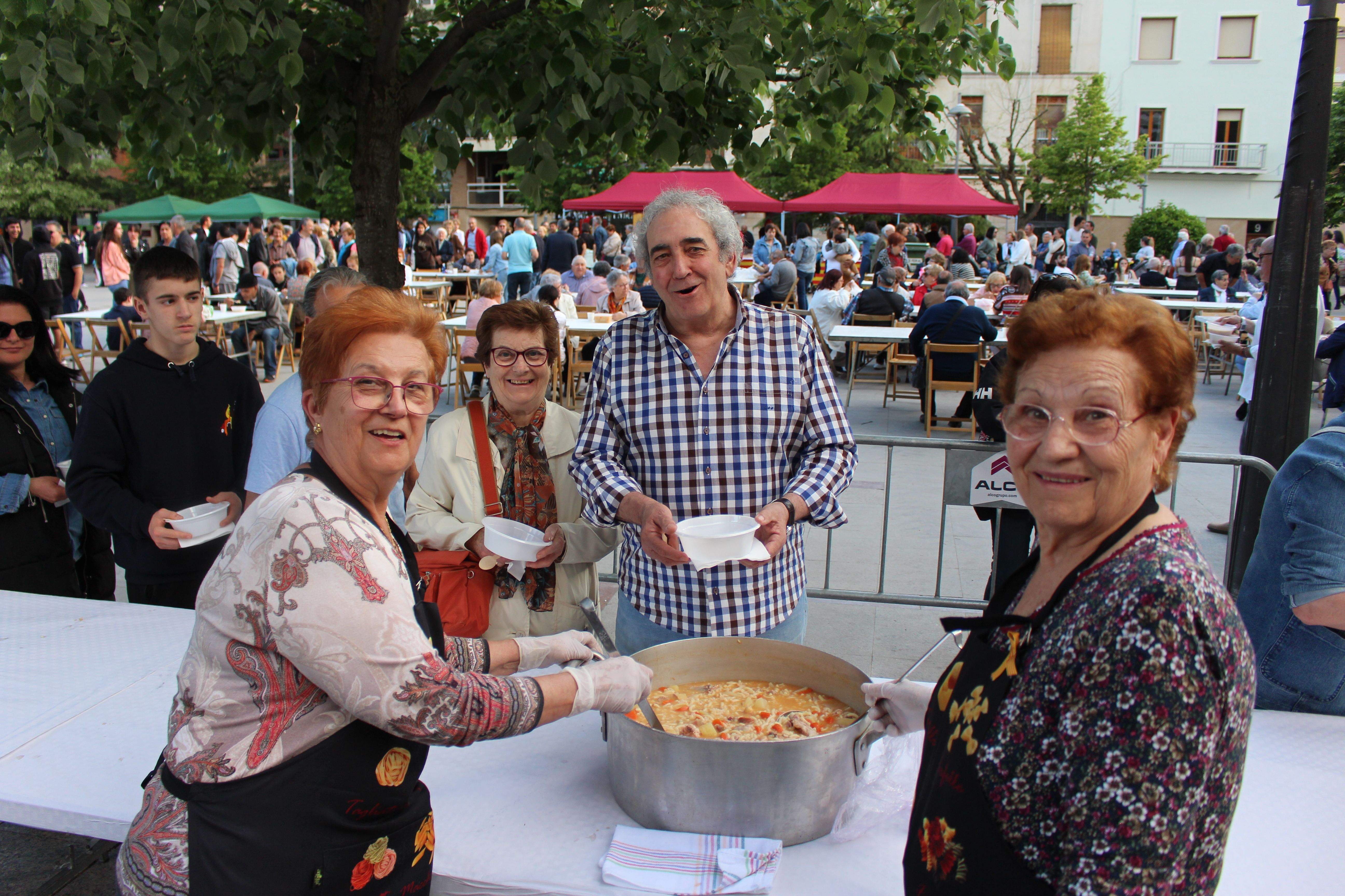 Reparto del plato de recao por voluntarias en Binéfar