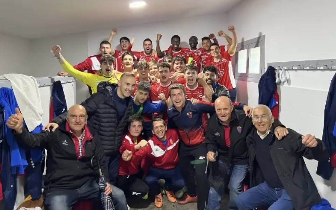 El Tardienta celebra su clasificación para el playoff de ascenso tras vencer al Biescas.