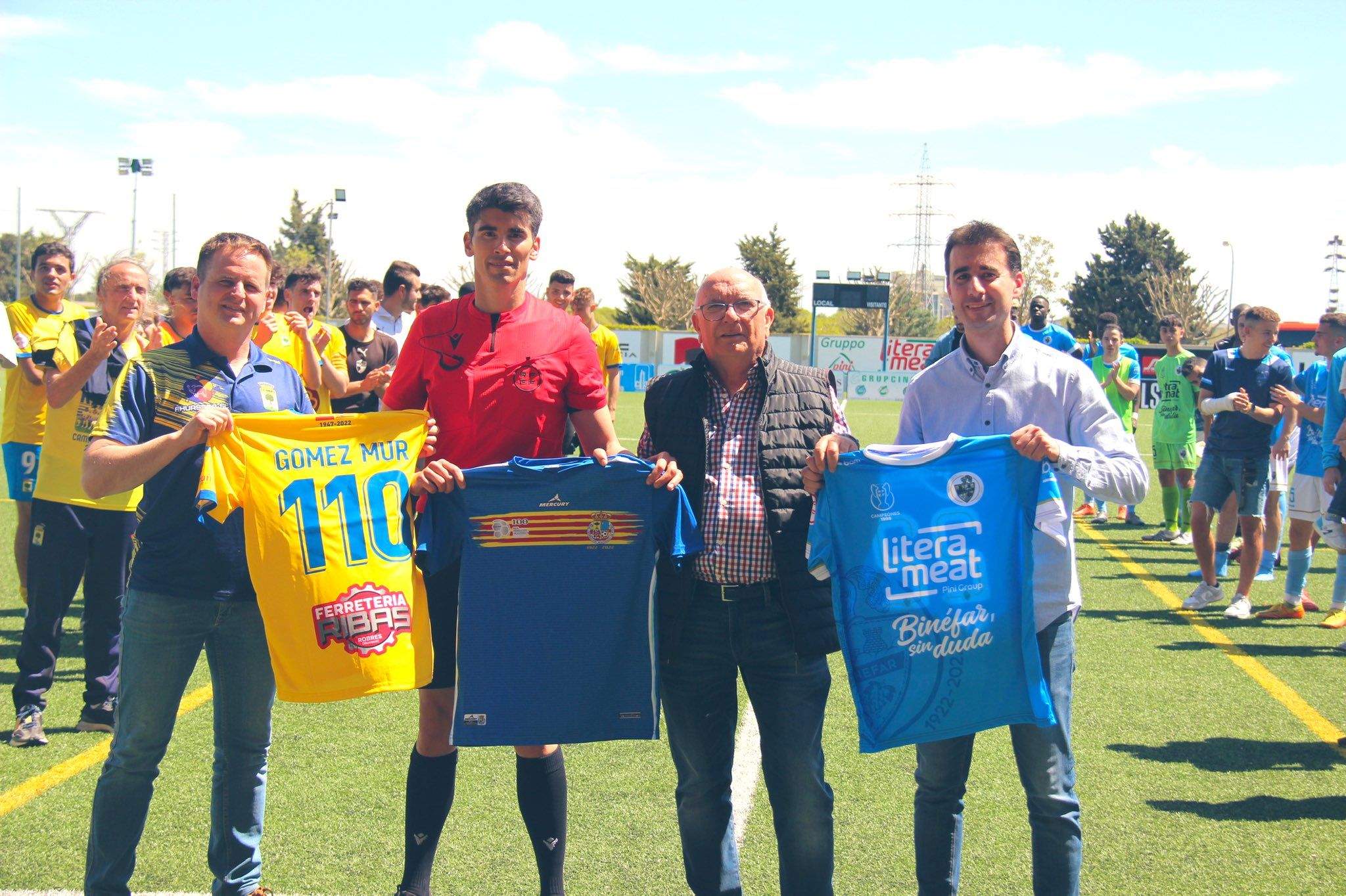 Gómez Mur, de rojo, junto a Jesús Bolea, Paco Fuentes y José Manuel Murillo. Foto: CD Binéfar