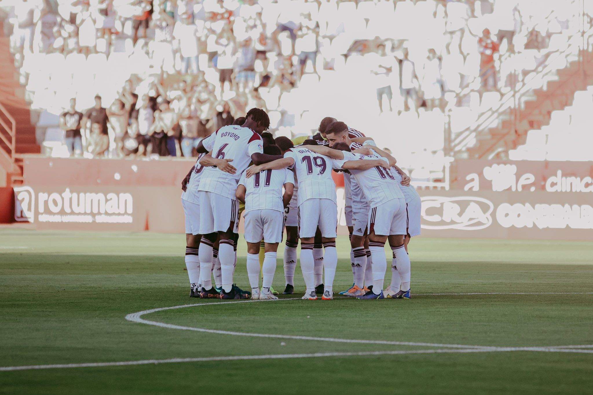 Los jugadores del Albacete forman una piña en el centro del campo. Foto: Albacete Balompié Los jugadores del Albacete forman una piña en el centro del campo. Foto: Albacete Balompié