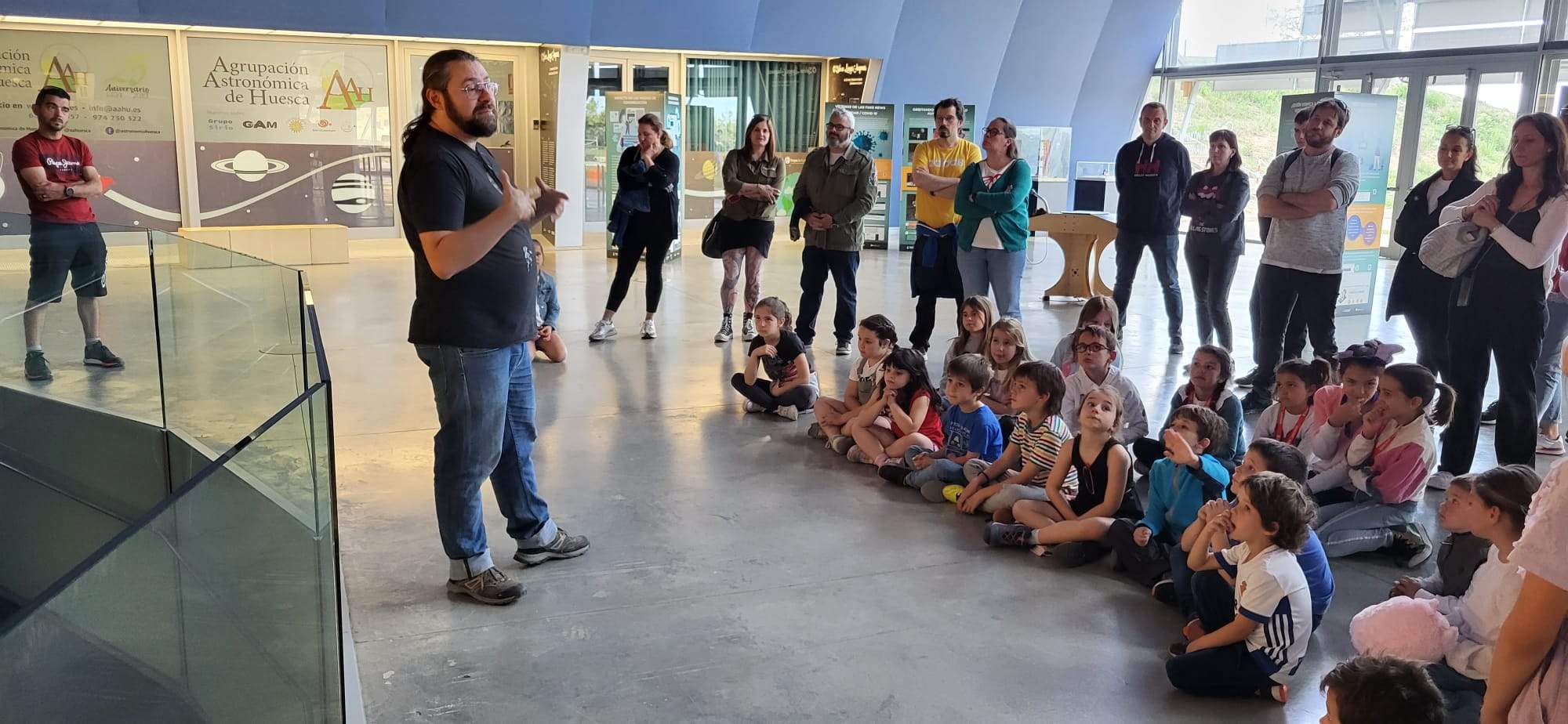 David explica al grupo la experiencia que van a disfrutar en el Planetario
