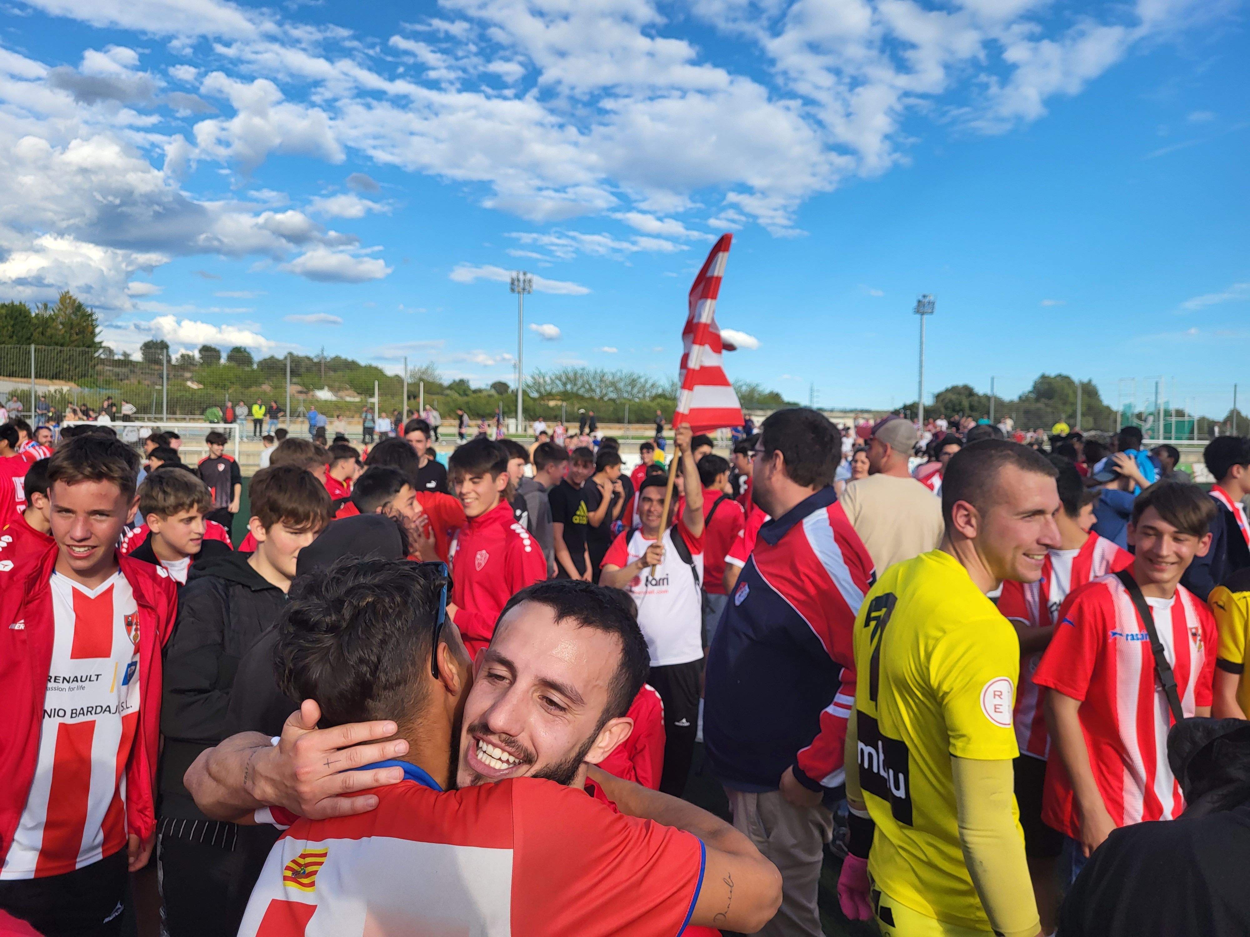 Celebración del Barbastro tras ascender a Segunda RFEF. Foto: Adrián Mora