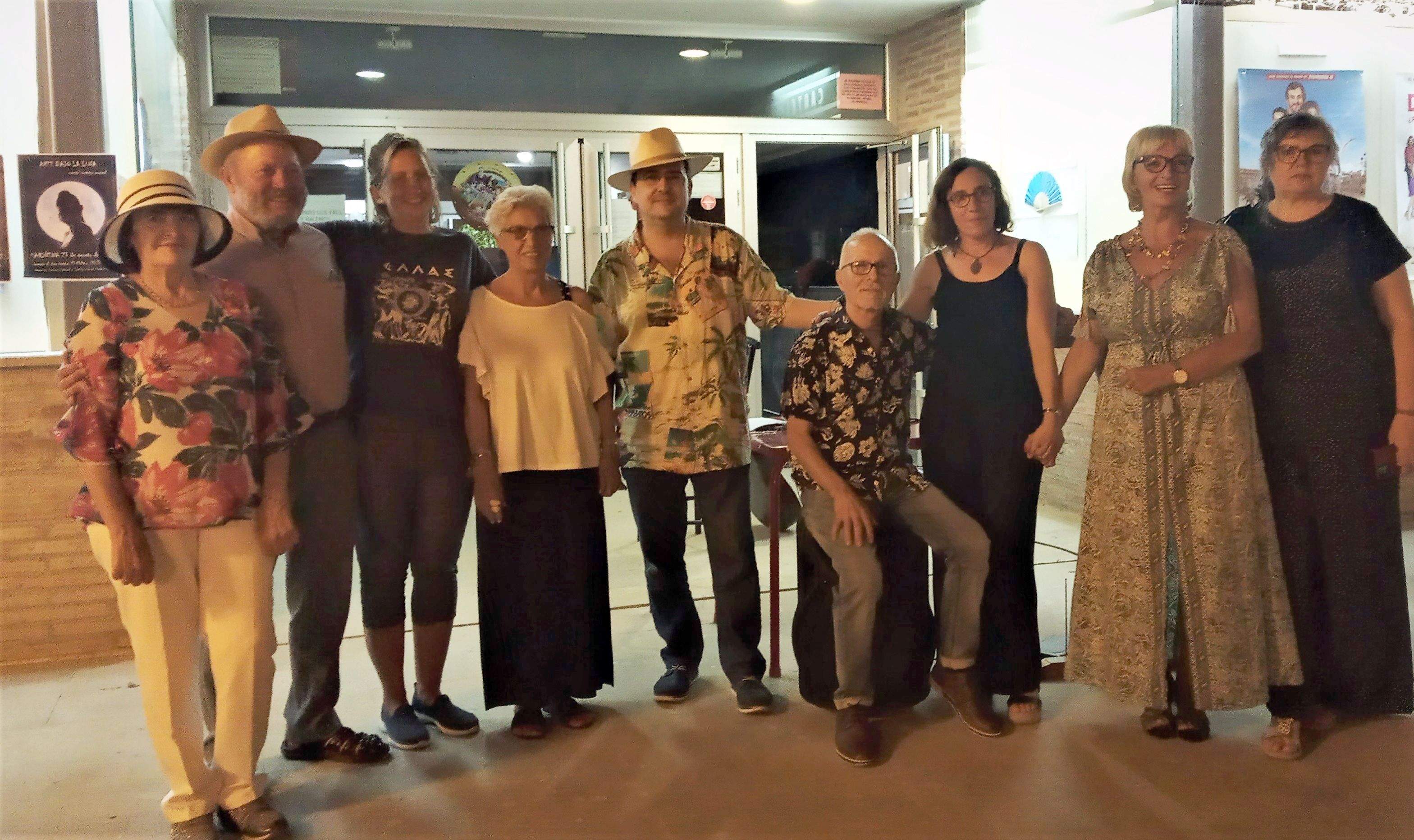 Los artistas del Arte bajo la luna. De izquierda a derecha: Mari Tricas, José María Lasierra, Irene Abad, Magdalena Justo, Salvador Trallero, Juan Antonio Casamayor, Silvia Ripol, Merche Albacete e Isabel Areste.