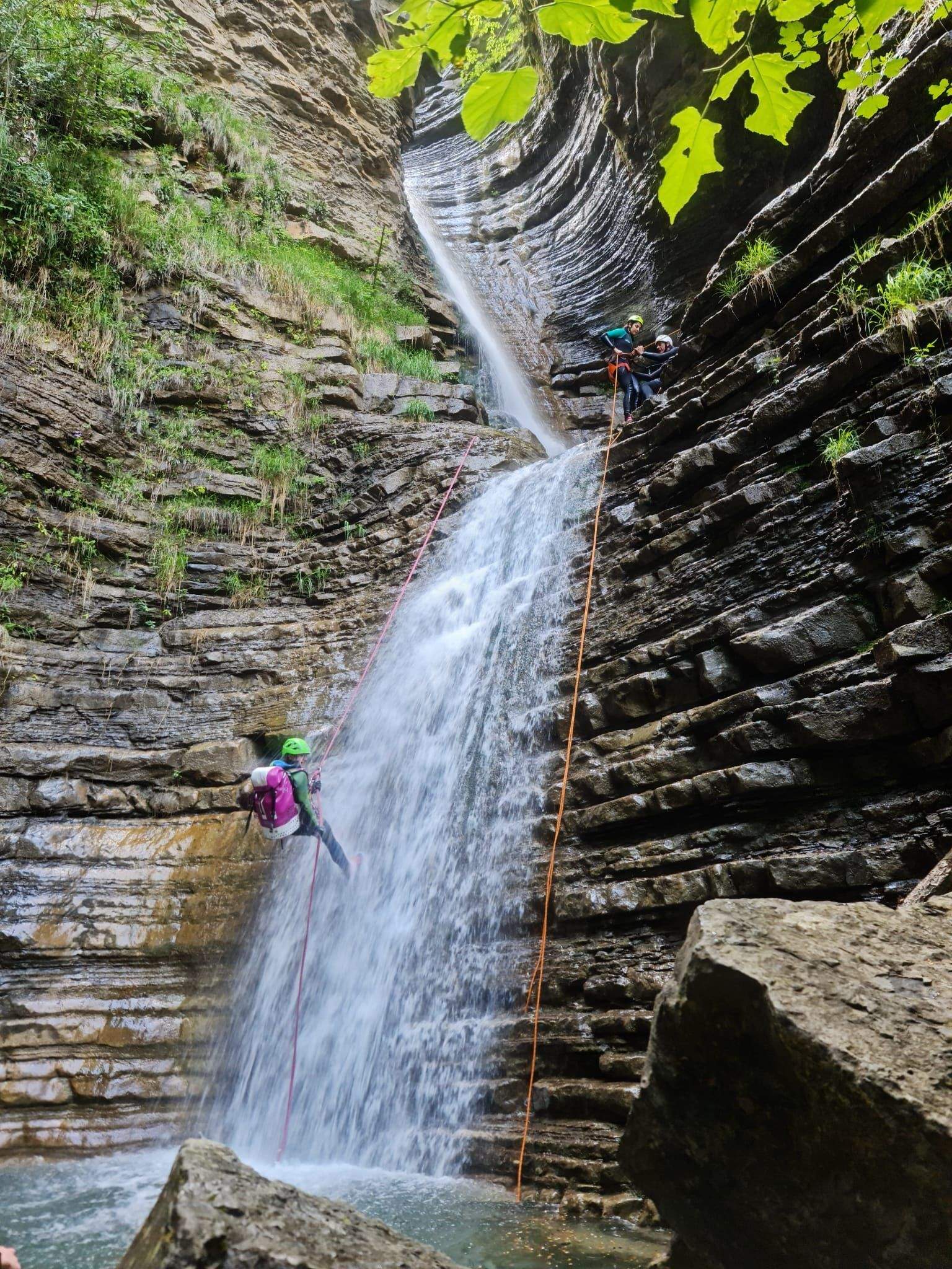 Actividad de barranquismo realizada con seguridad.