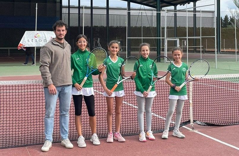 Sara Houghton, Carlota Muñoz, Inés Almudévar y Lucía Pelegrí, del Club Tenis Osca junto a Toño Bueno.