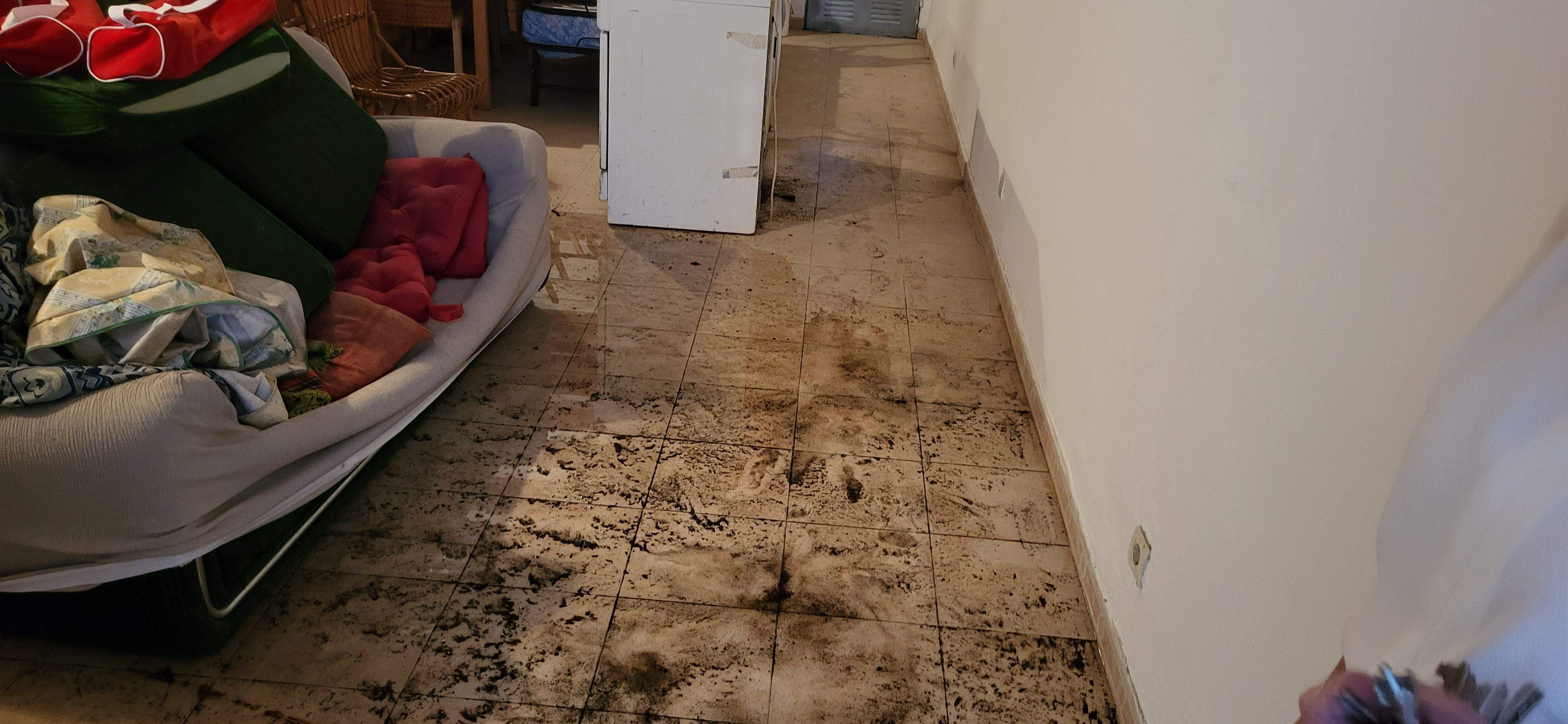 Aspecto de una vivienda de Ayerbe tras la tormenta del jueves.