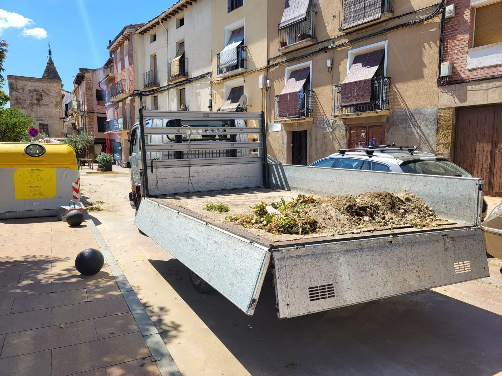 El Ayuntamiento de Ayerbe seguía el viernes por la mañana la limpieza en las calles.