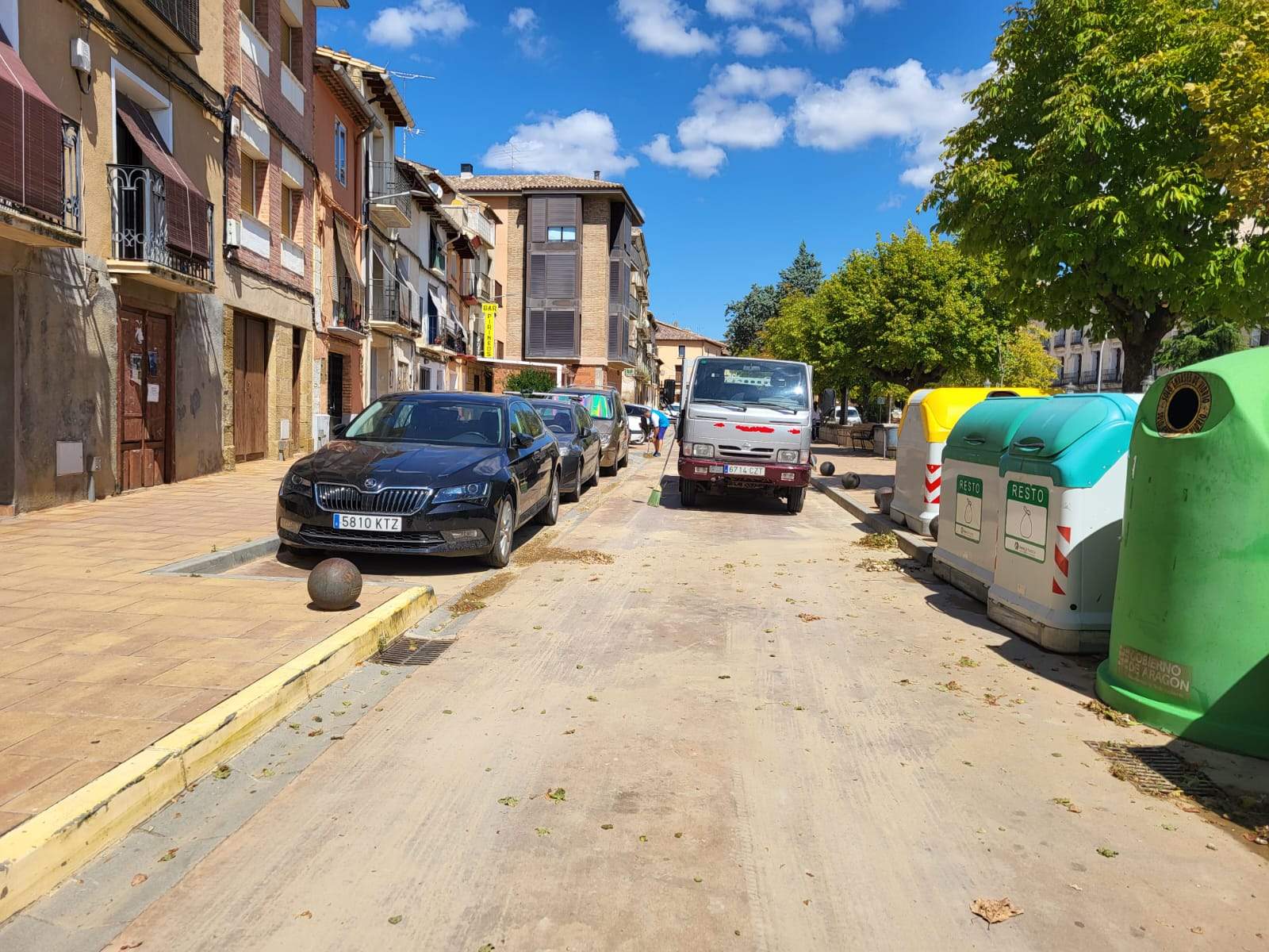 El Ayuntamiento de Ayerbe seguía el viernes por la mañana la limpieza en las calles.