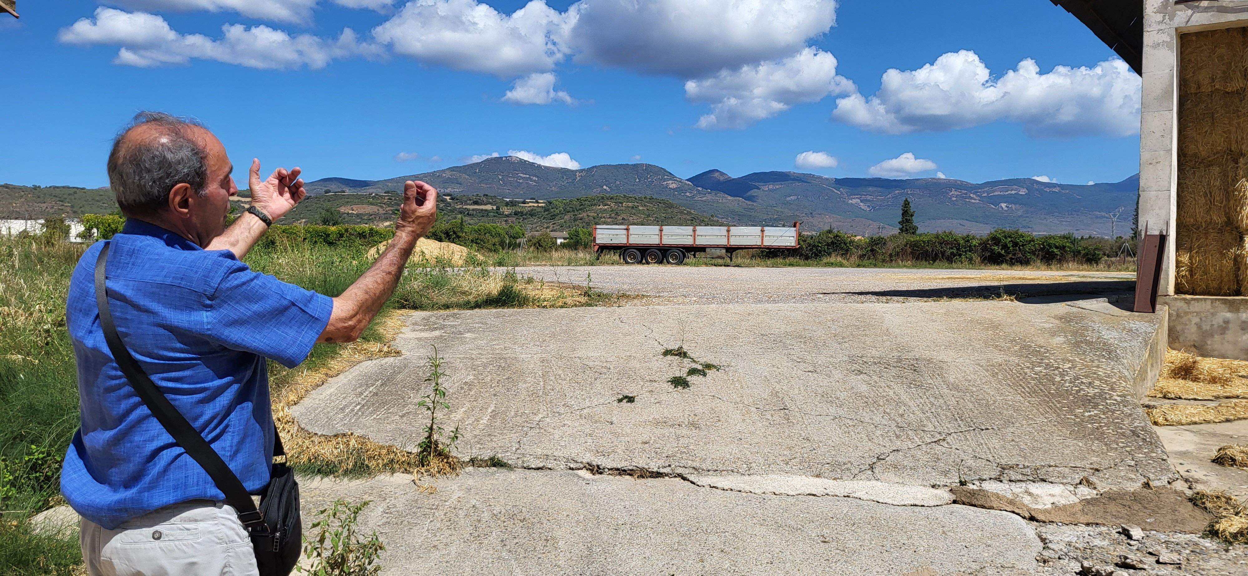 Antonio Sarasa muestra por dónde llegaba el agua a sus instalaciones.