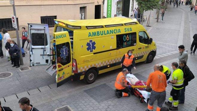 Los Técnicos de Emergencias Sanitarias del 061 habilitan a la mujer atropellada para llevarla al hospital