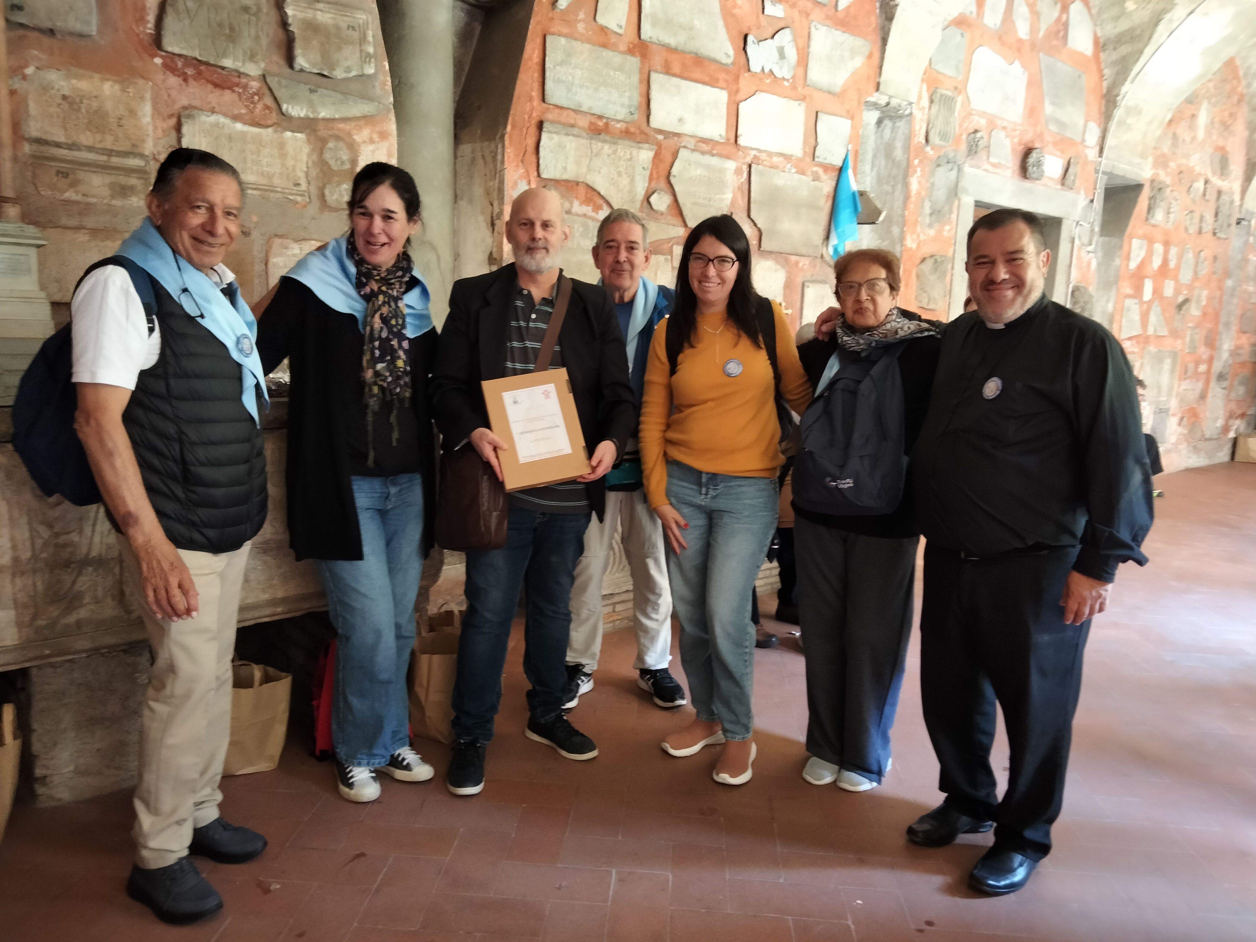 Javier Monsón, de la Asociación Huesca, Cuna de San Lorenzo, con el grupo de Salta, de Argentina