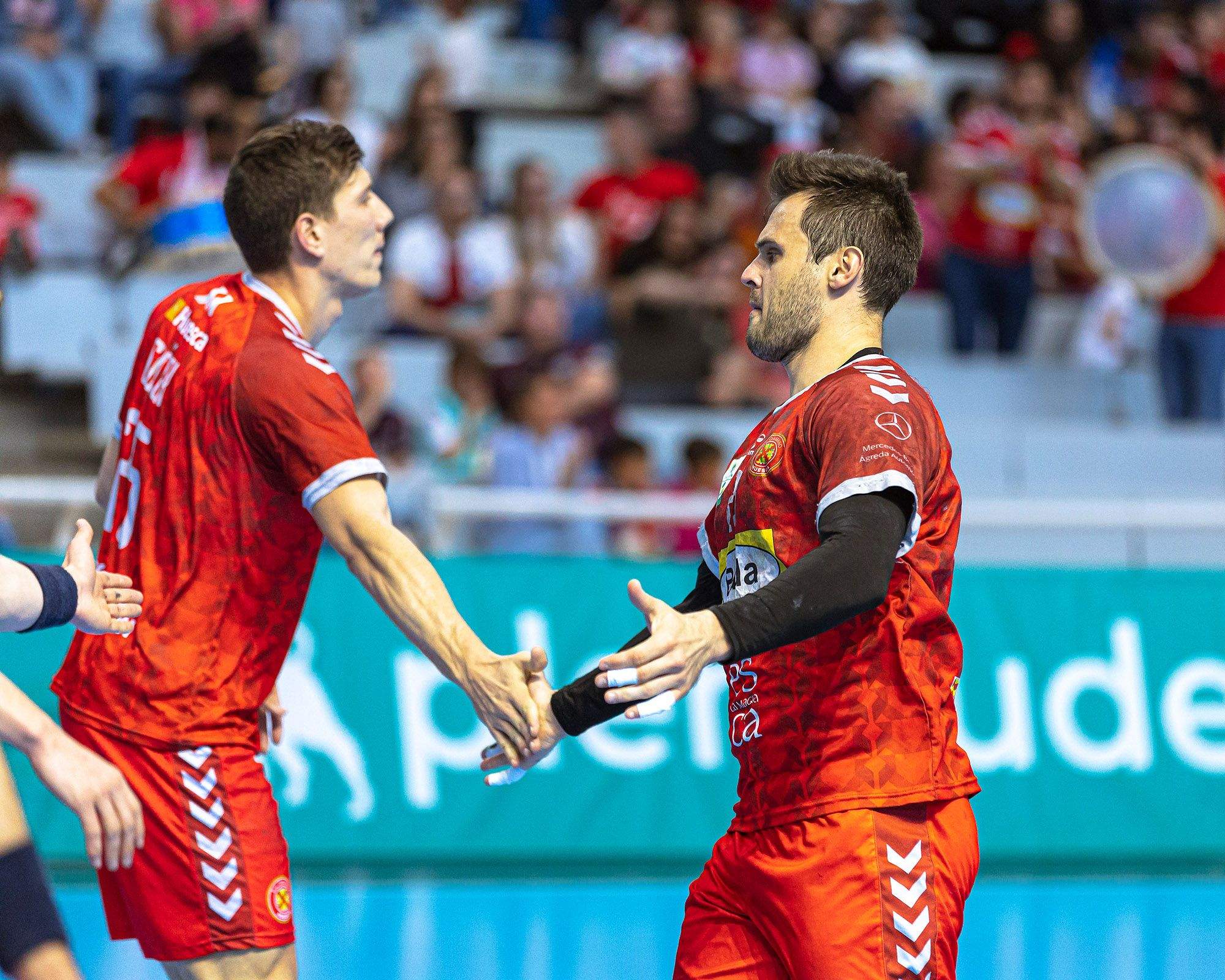 Gucek y Benites, jugadores de Bada Huesca, en un partido de esta temporada. Foto: Andrey Sapizhak