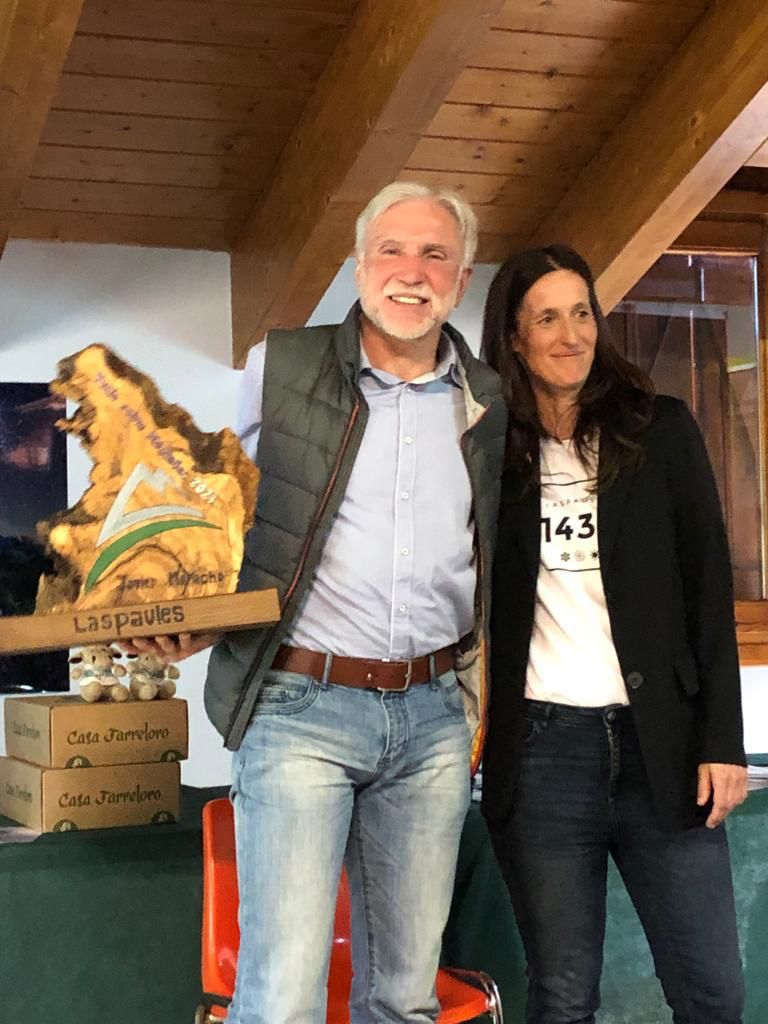 Javier Moracho recoge el premio de manos de Bea Francés.