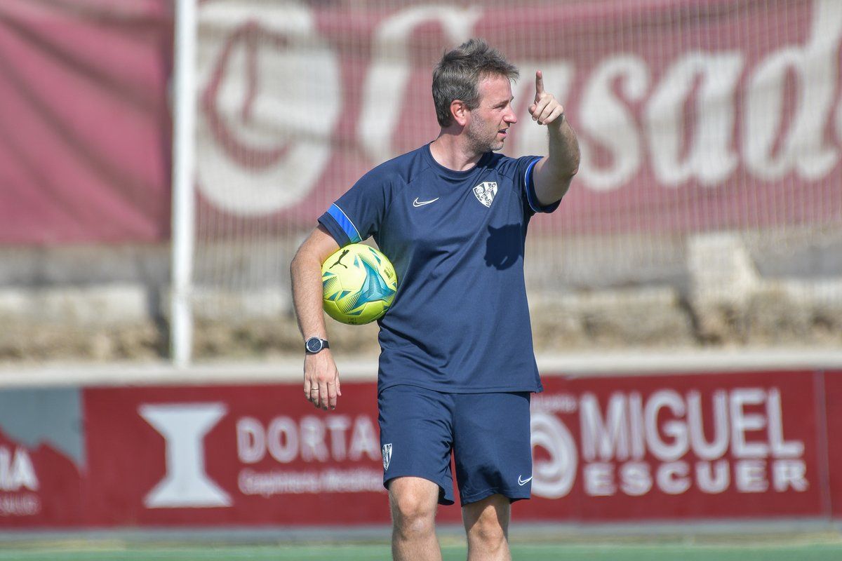 Víctor Izuel dirige un entrenamiento. Foto: Fundación Alcoraz