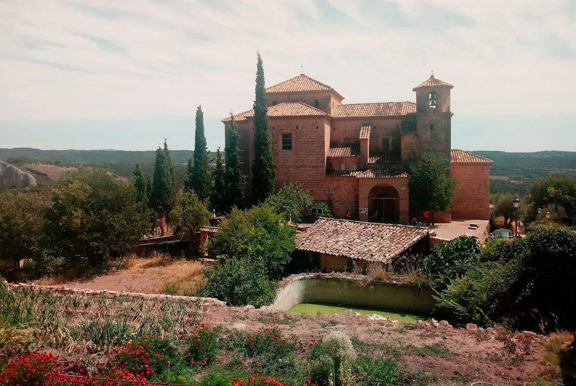 Alquézar, pueblo típico, rodeado de murallas medievales y con un castillo y una colegiata con sabor románico.