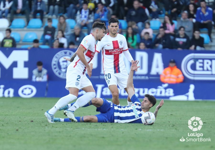 Un momento del partido de ida entre la Ponferradina y el Huesca con el resultado a favor de los del Bierzo.