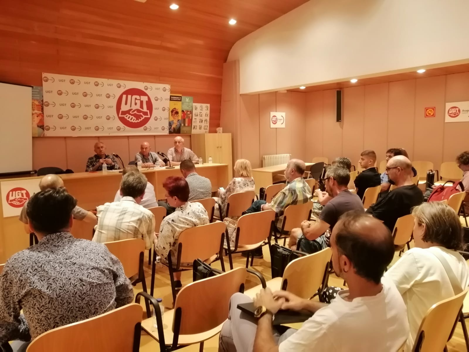 Álvarez, Alastruey y Villacampa en un encuentro con trabajadores este viernes en Huesca