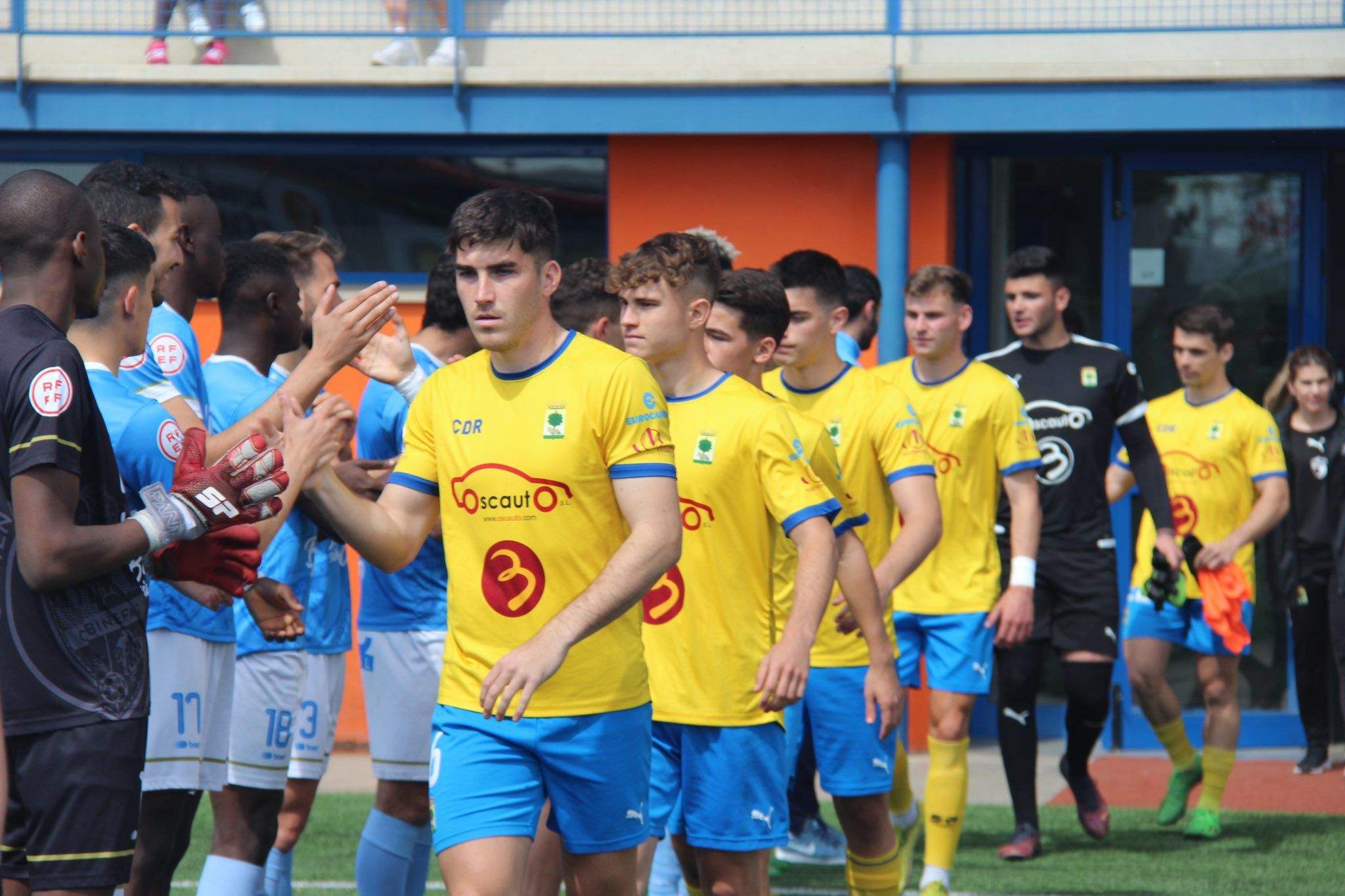 Los jugadores del Binéfar le hacen el pasillo al campeón, el Robres, en el encuentro disputado el pasado domingo en Los Olmos. Foto: CD Binéfar