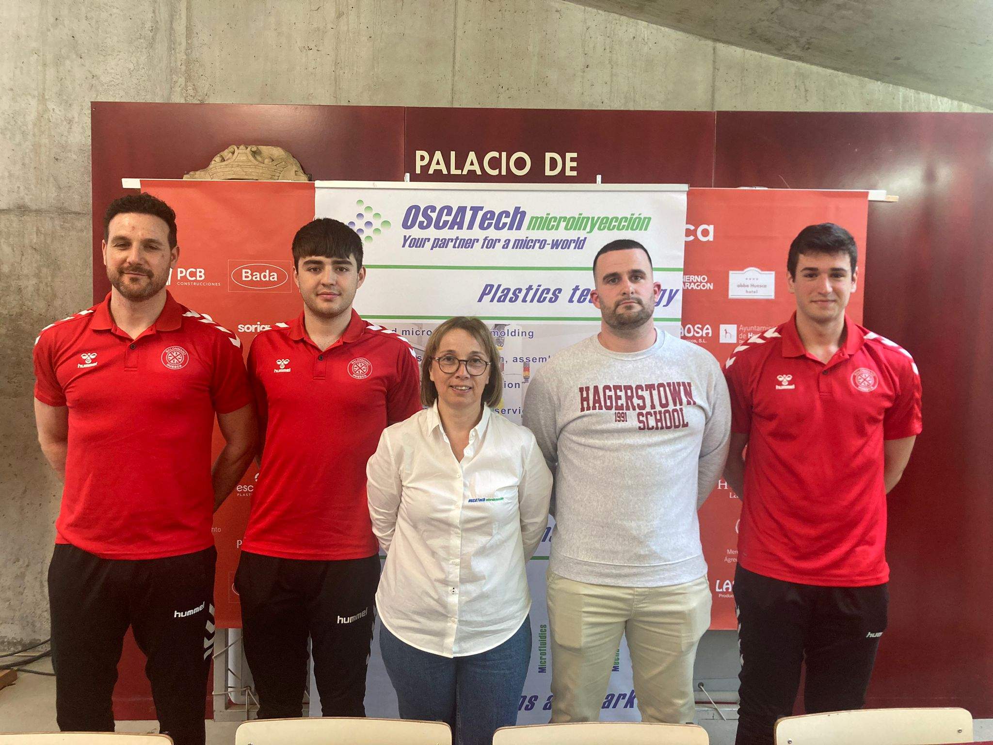 Rosabel Pérez y Lucas Calvo, en el centro, junto a los capitanes del Oscatech Huesca de Segunda Nacional Masculina.