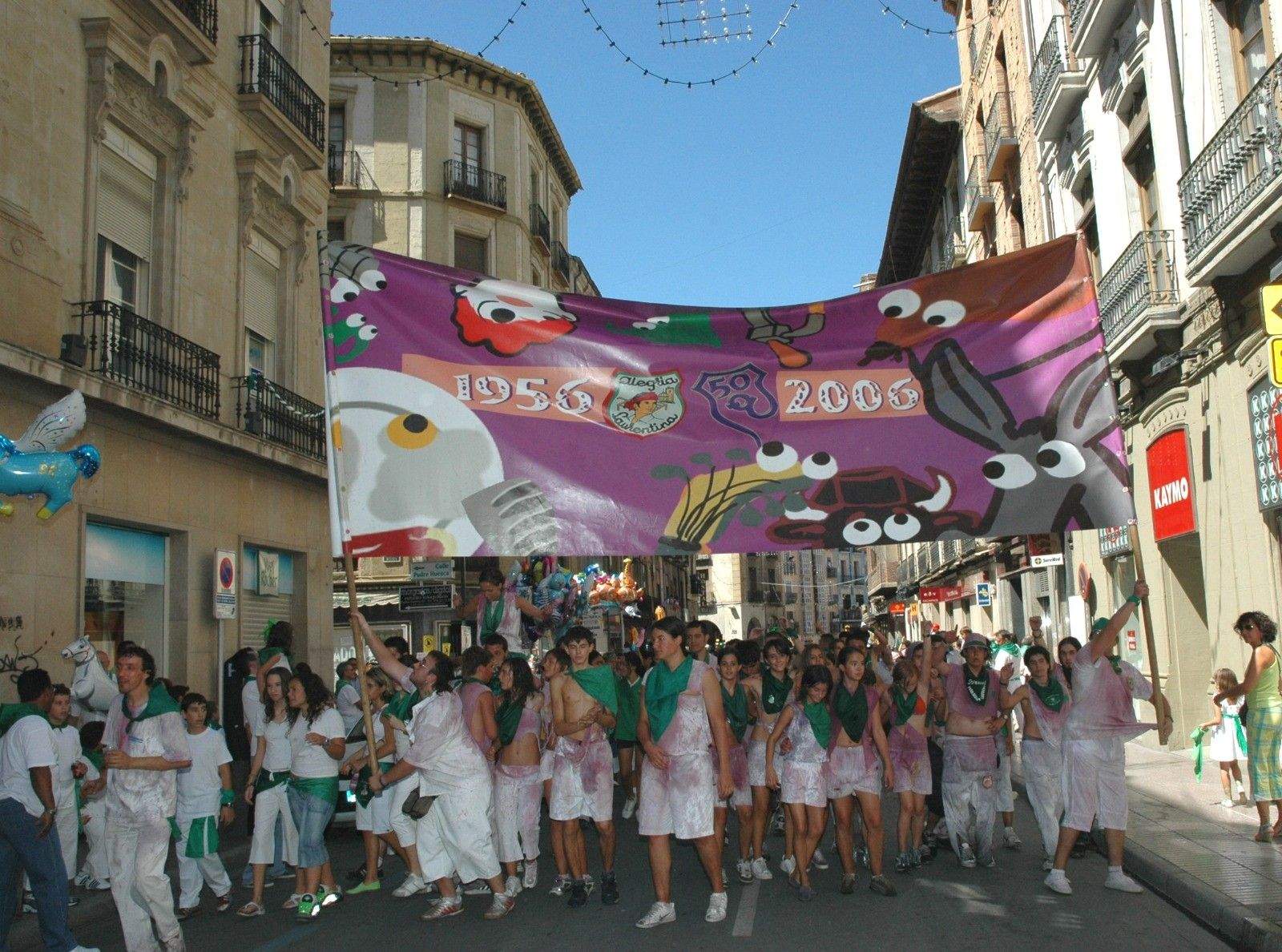 Las peñas participan en la cabalgata tras el chupinazo.