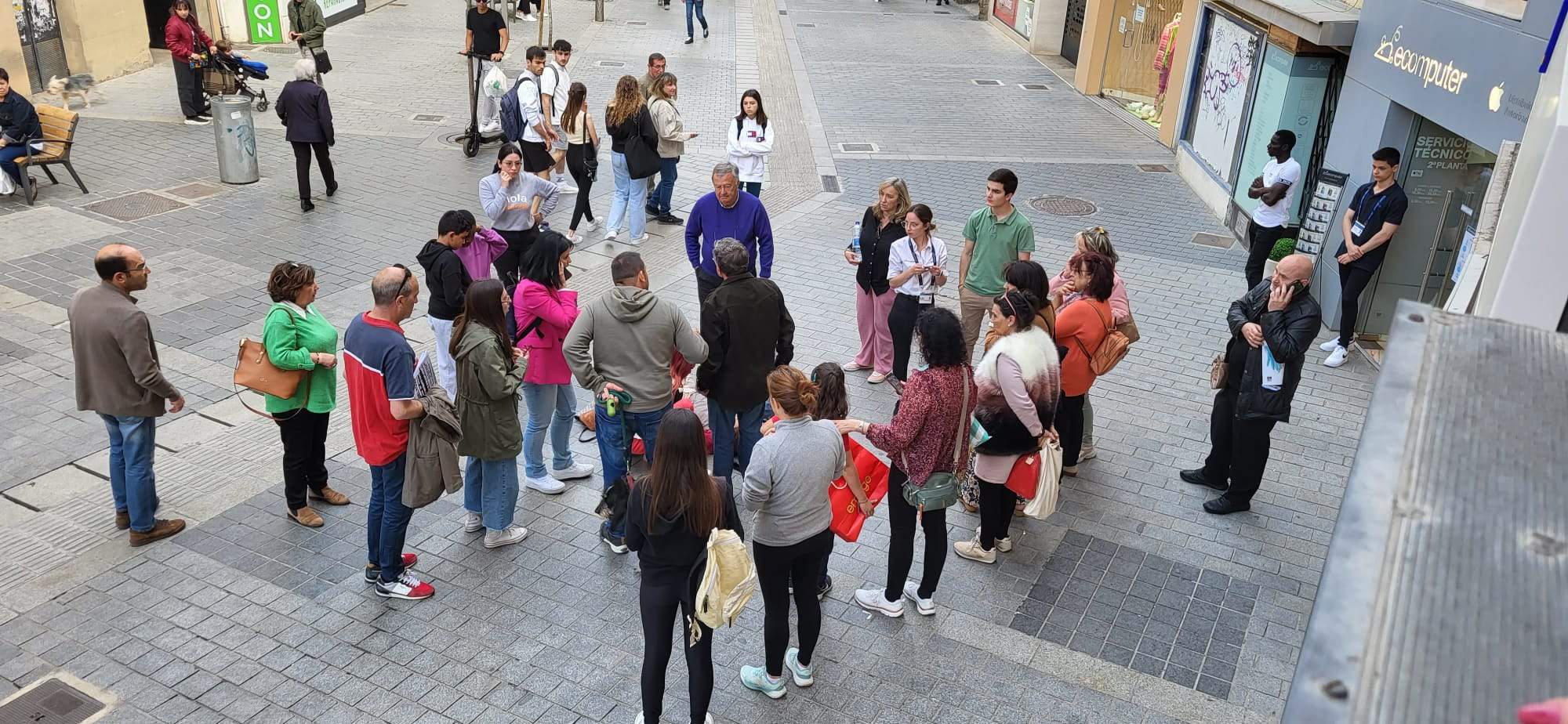 Personas interesadas y consternadas por el accidente en el Coso Alto