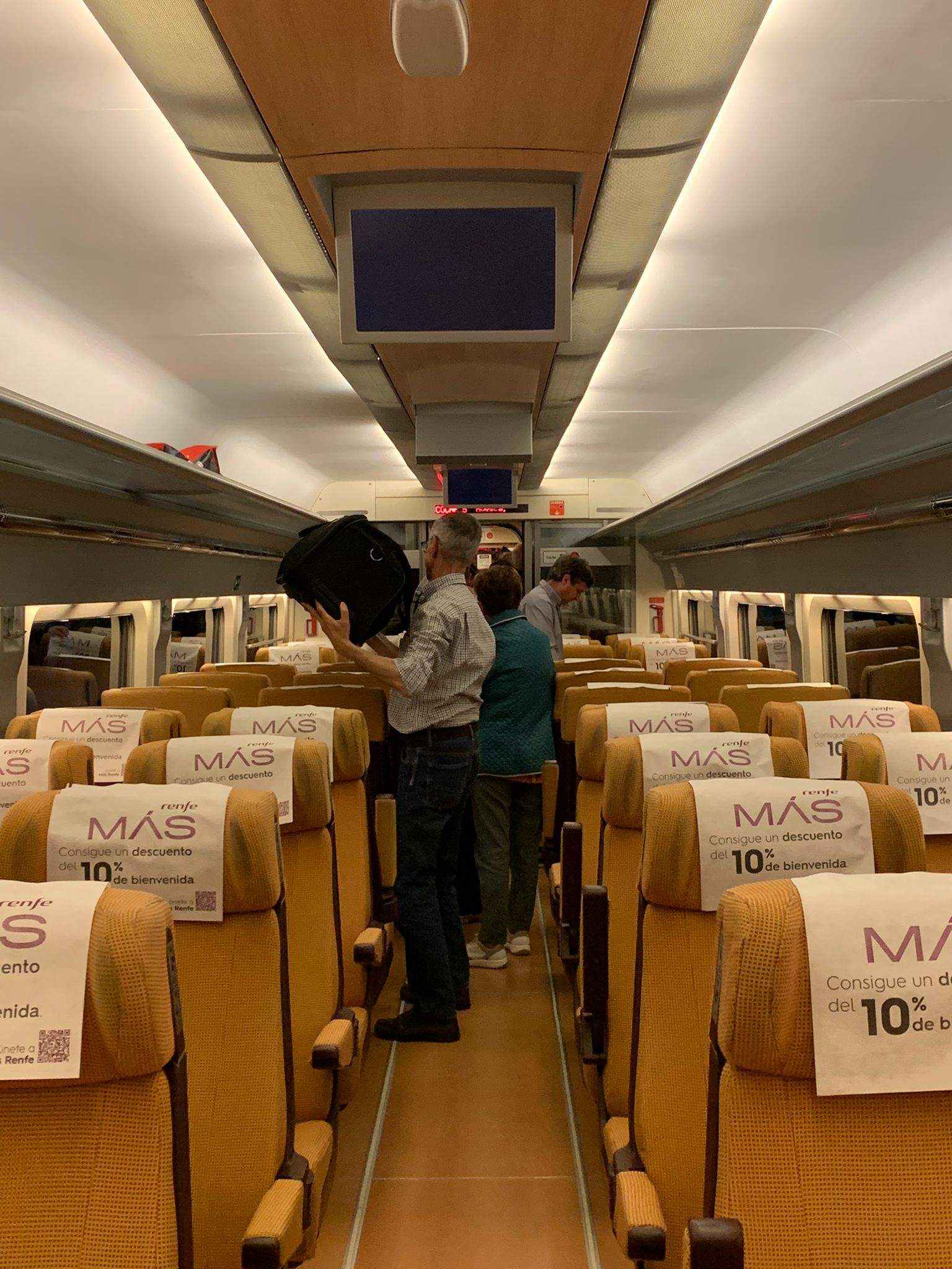 AVE Huesca-Madrid, que ha sufrido una avería y no ha salido de la capital oscense