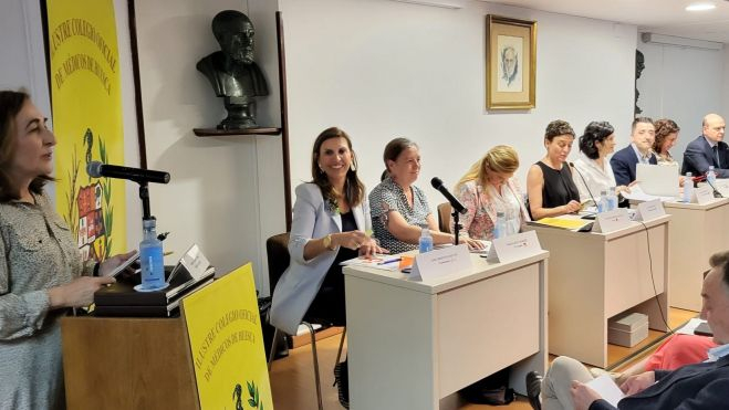 Aurora Calvo se dirige a los presentes en la mesa redonda Aurora Calvo se dirige a los presentes en la mesa redonda