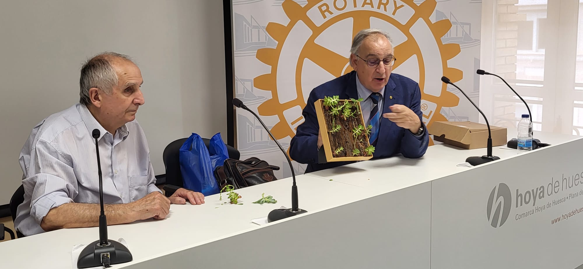 Rotarios de Mérida y Huesca con el presidente de la comarca y el concejal Roberto Cacho ante la puerta de la Iglesia de San Vicente. Foto Javier García Antón