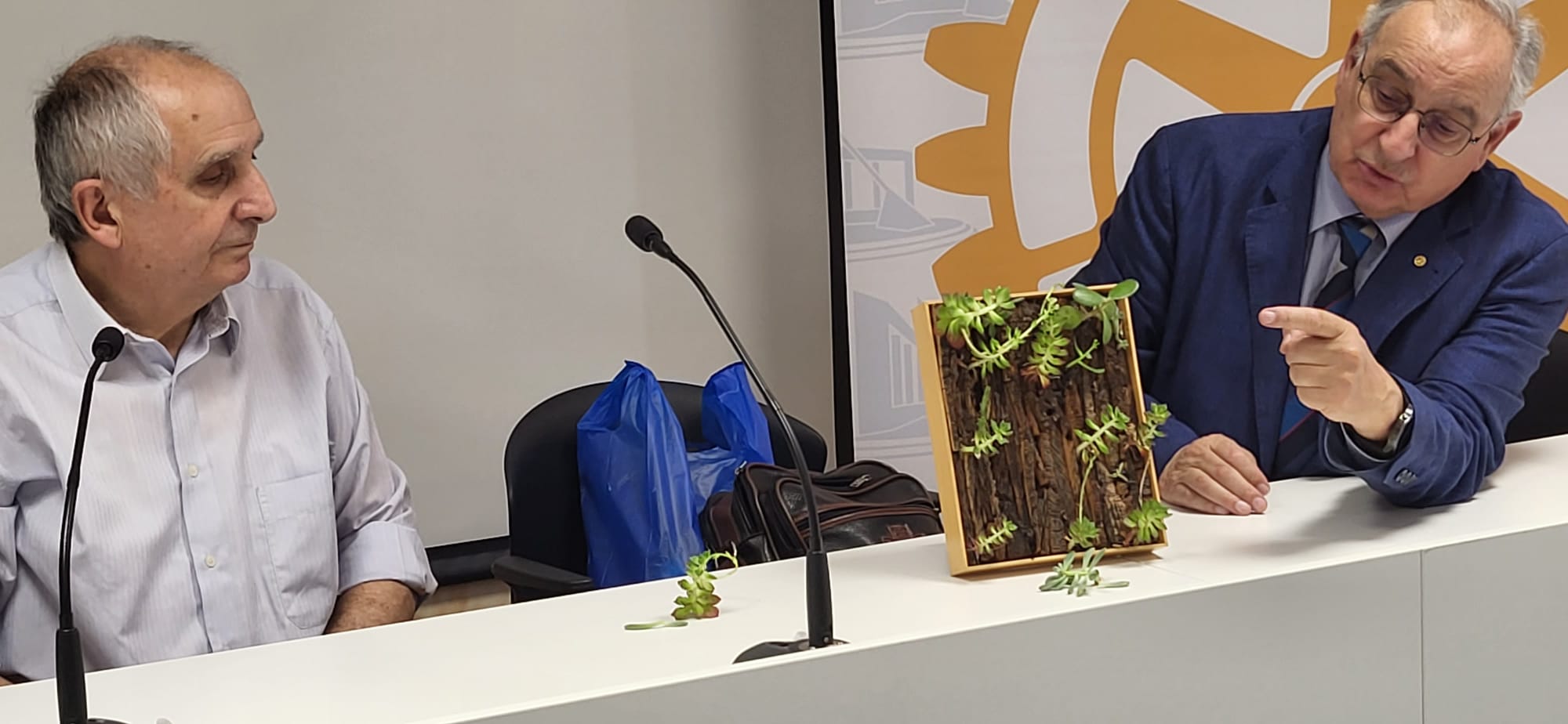 Rotarios de Mérida y Huesca con el presidente de la comarca y el concejal Roberto Cacho ante la puerta de la Iglesia de San Vicente. Foto Javier García Antón