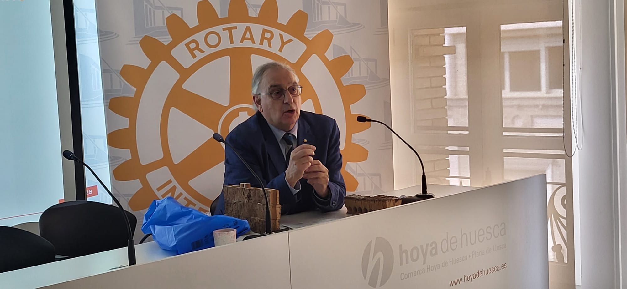 Rotarios de Mérida y Huesca con el presidente de la comarca y el concejal Roberto Cacho ante la puerta de la Iglesia de San Vicente. Foto Javier García Antón