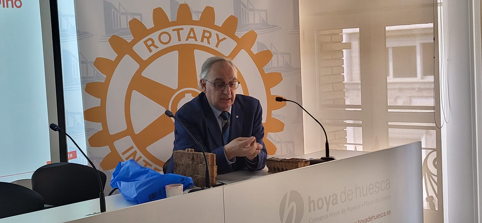 Rotarios de Mérida y Huesca con el presidente de la comarca y el concejal Roberto Cacho ante la puerta de la Iglesia de San Vicente. Foto Javier García Antón