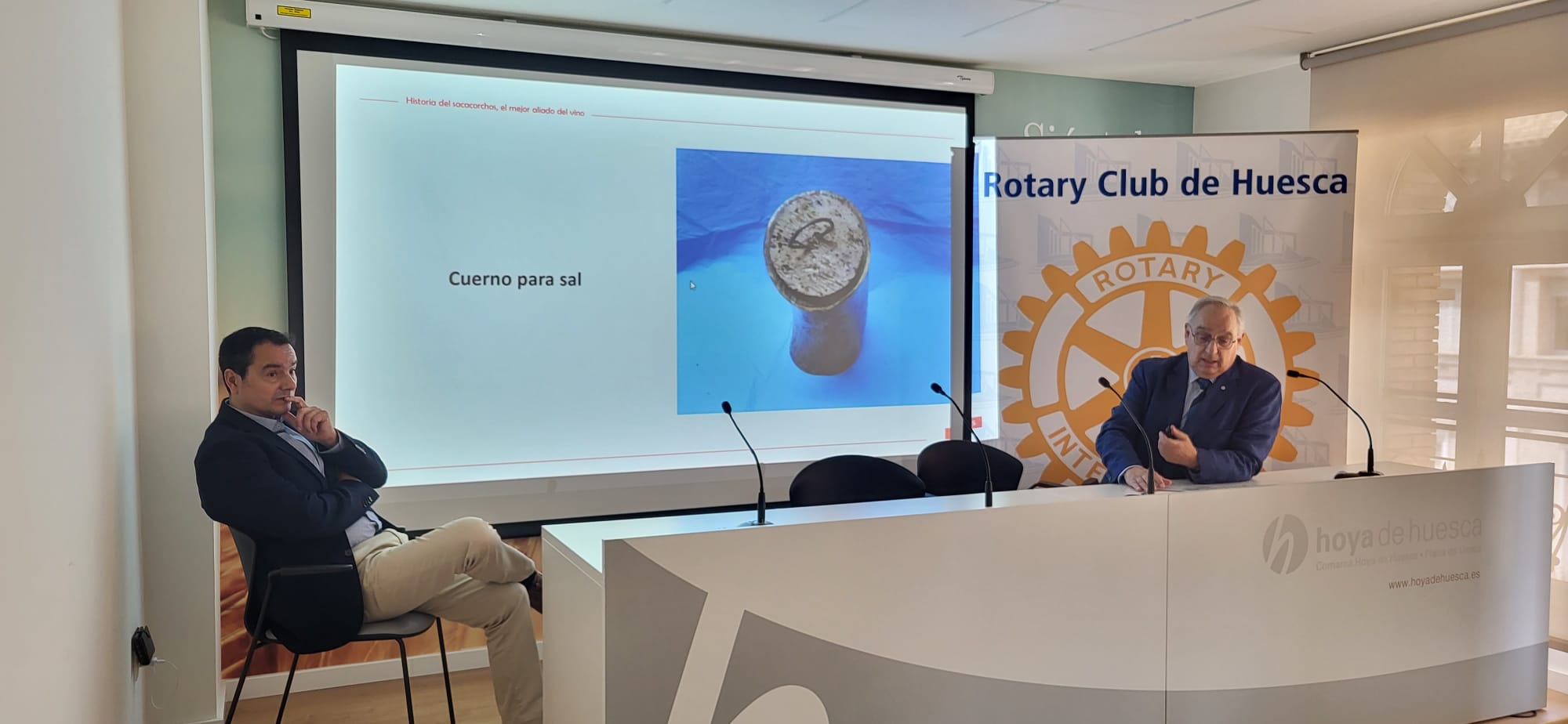 Rotarios de Mérida y Huesca con el presidente de la comarca y el concejal Roberto Cacho ante la puerta de la Iglesia de San Vicente. Foto Javier García Antón