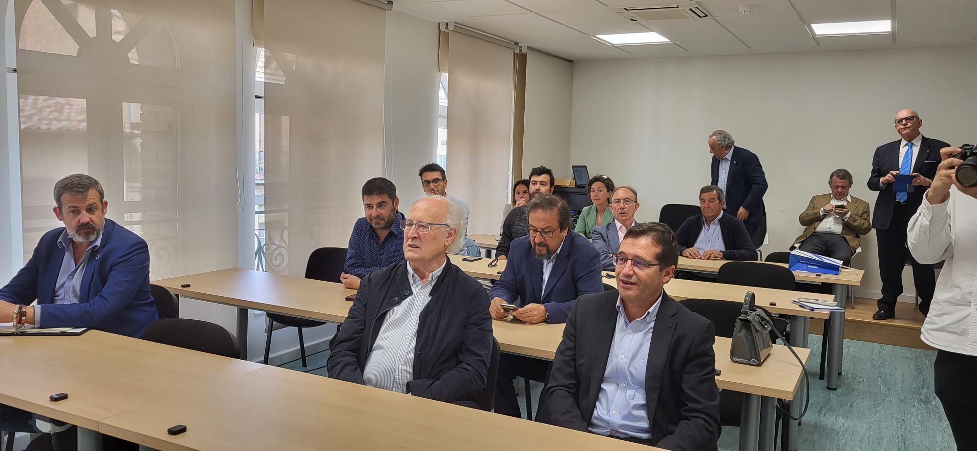 Rotarios de Mérida y Huesca con el presidente de la comarca y el concejal Roberto Cacho ante la puerta de la Iglesia de San Vicente. Foto Javier García Antón