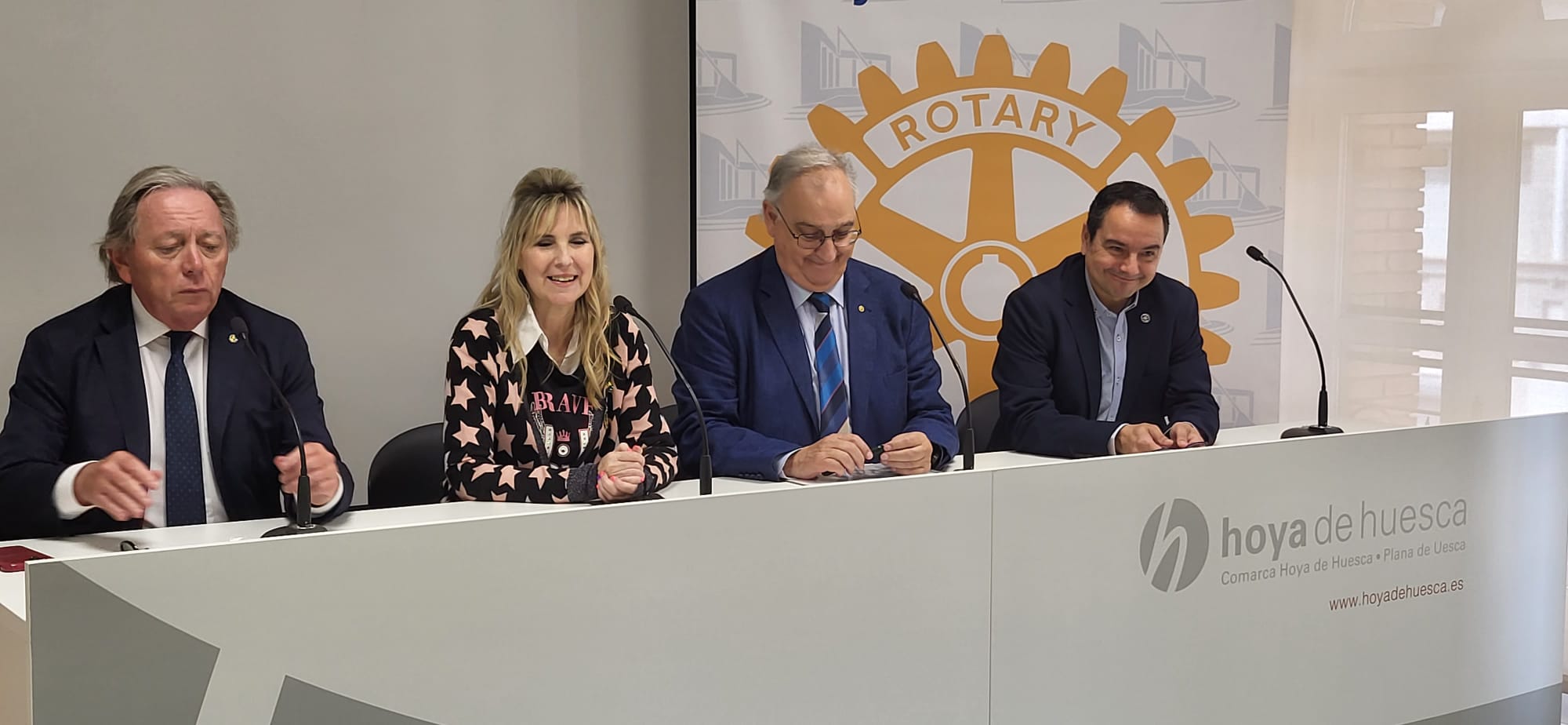 Rotarios de Mérida y Huesca con el presidente de la comarca y el concejal Roberto Cacho ante la puerta de la Iglesia de San Vicente. Foto Javier García Antón