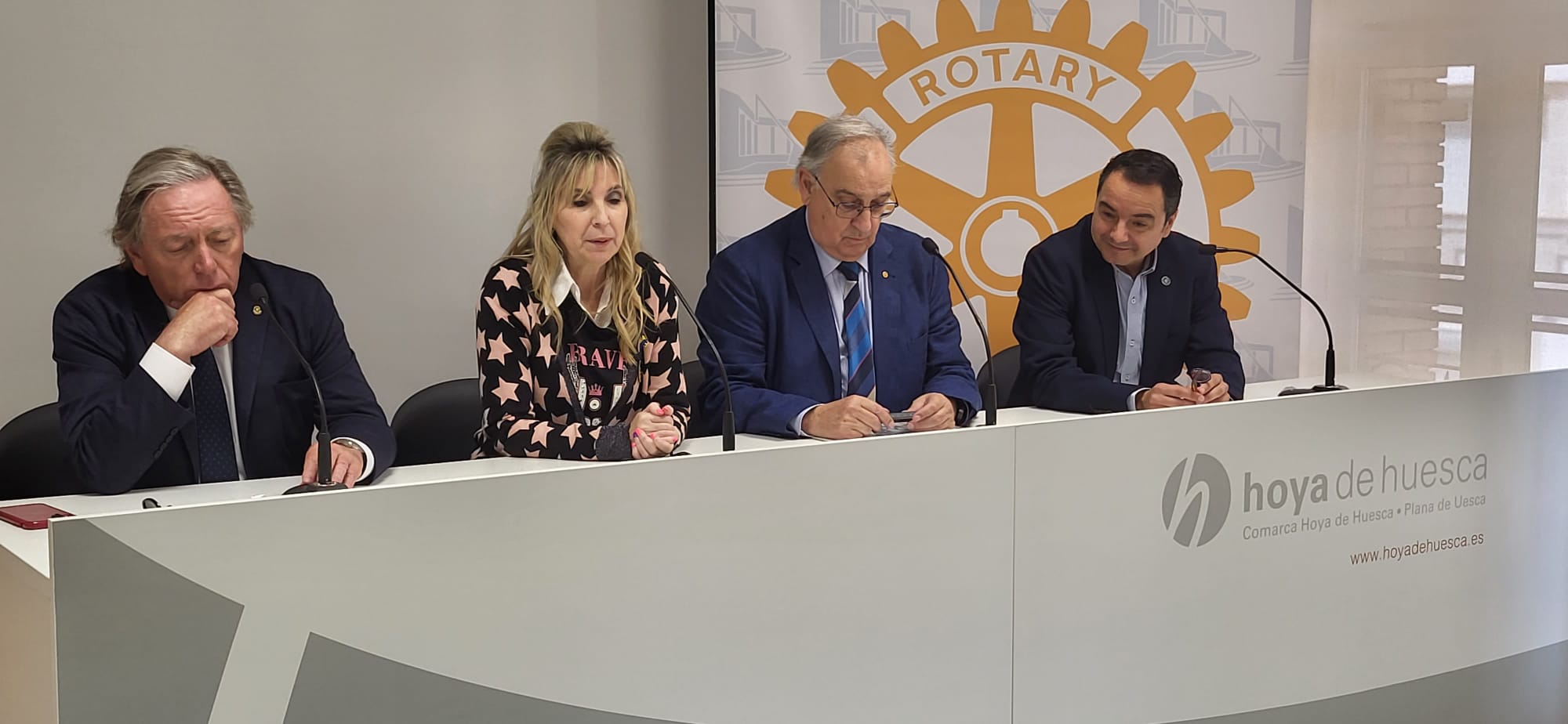 Rotarios de Mérida y Huesca con el presidente de la comarca y el concejal Roberto Cacho ante la puerta de la Iglesia de San Vicente. Foto Javier García Antón
