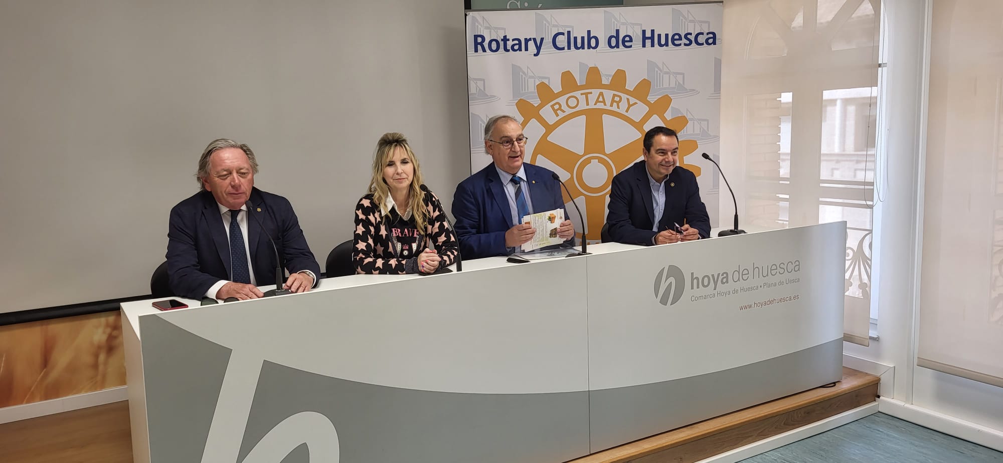 Rotarios de Mérida y Huesca con el presidente de la comarca y el concejal Roberto Cacho ante la puerta de la Iglesia de San Vicente. Foto Javier García Antón