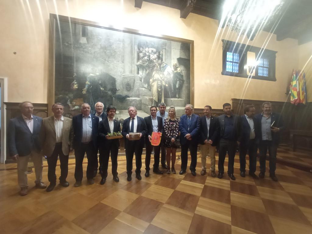Los rotarios, en la Sala del Justicia del Ayuntamiento