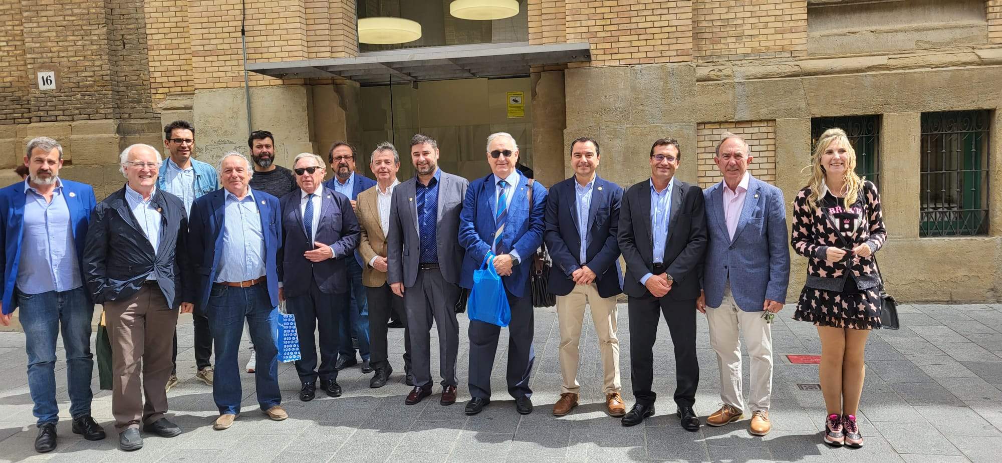 Rotarios de Mérida y Huesca con el presidente de la comarca y el concejal Roberto Cacho ante la puerta de la Iglesia de San Vicente. Foto Javier García Antón